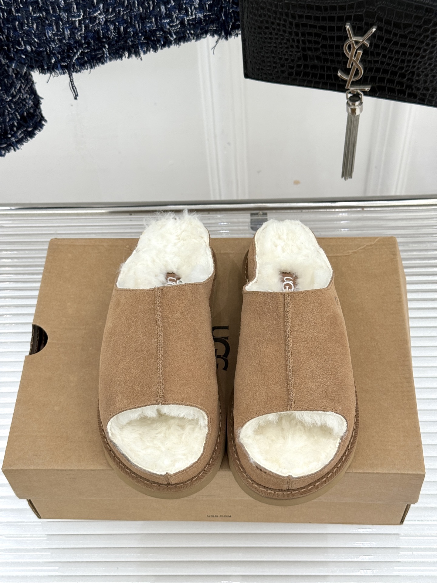 UGG 26WF新品复古 厚底松糕一字带毛拖 厚底松糕悄悄拔高身形 一字带藏着复古腔调 羊羔毛裹住冬日满格暖意 皮毛一体