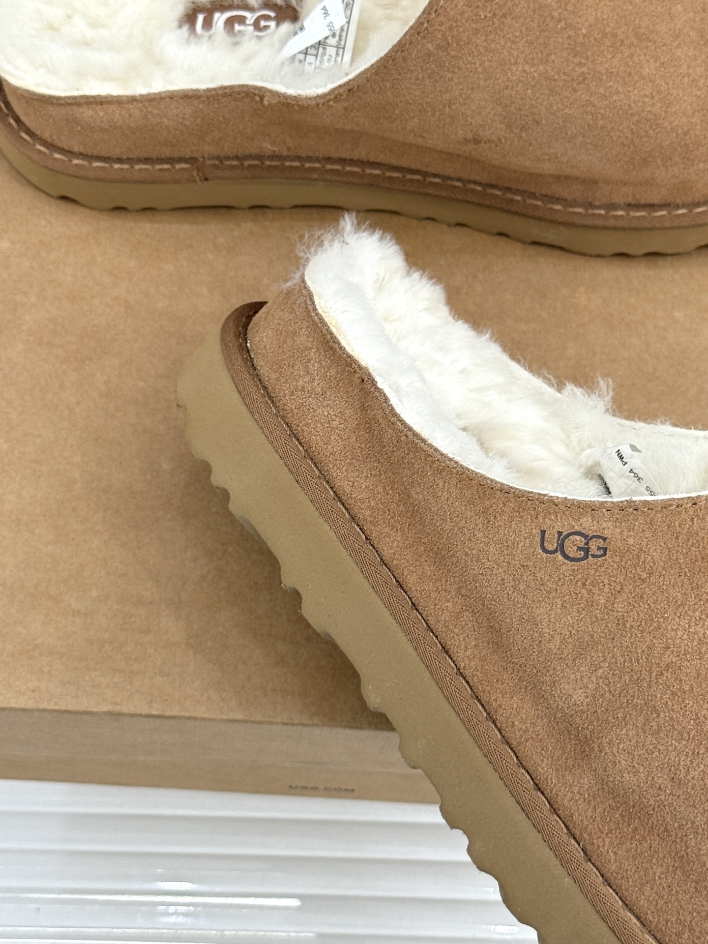 UGG 26WF新品复古 厚底松糕一字带毛拖 厚底松糕悄悄拔高身形 一字带藏着复古腔调 羊羔毛裹住冬日满格暖意 皮毛一体