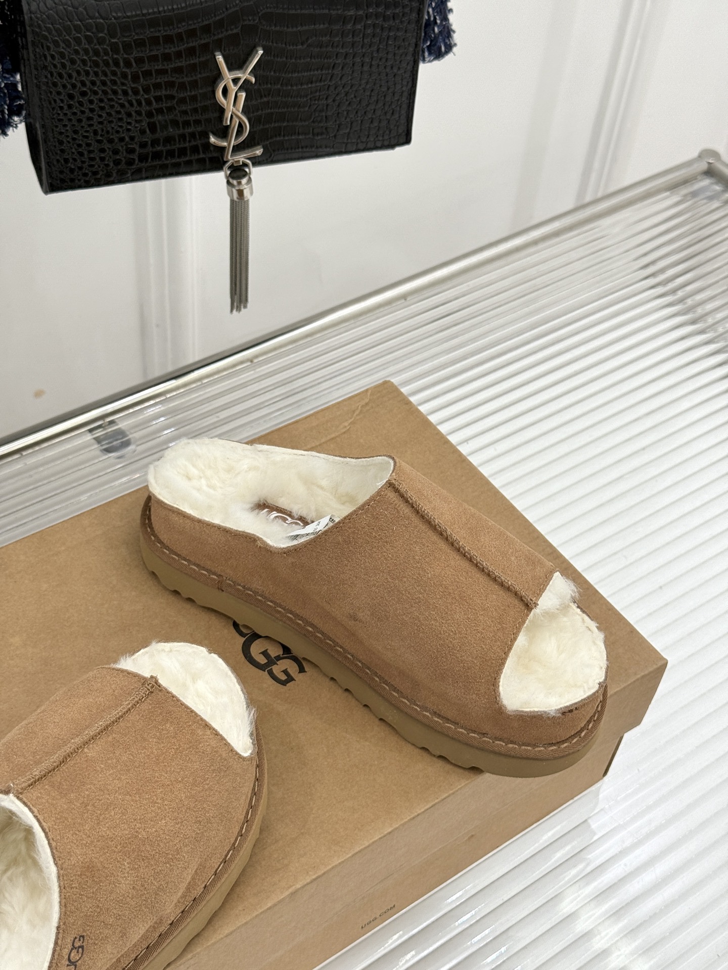 UGG 26WF新品复古 厚底松糕一字带毛拖 厚底松糕悄悄拔高身形 一字带藏着复古腔调 羊羔毛裹住冬日满格暖意 皮毛一体