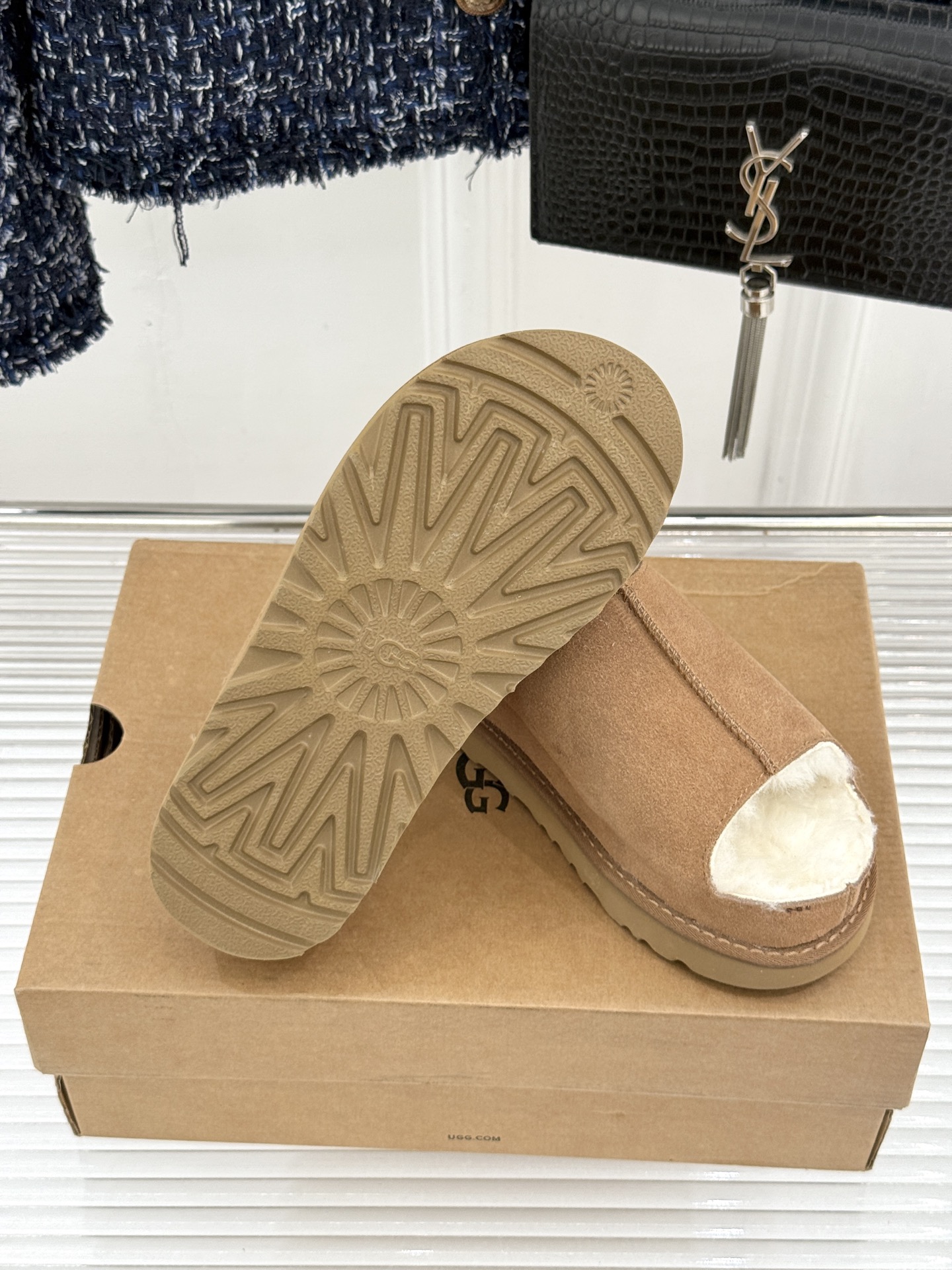 UGG 26WF新品复古 厚底松糕一字带毛拖 厚底松糕悄悄拔高身形 一字带藏着复古腔调 羊羔毛裹住冬日满格暖意 皮毛一体
