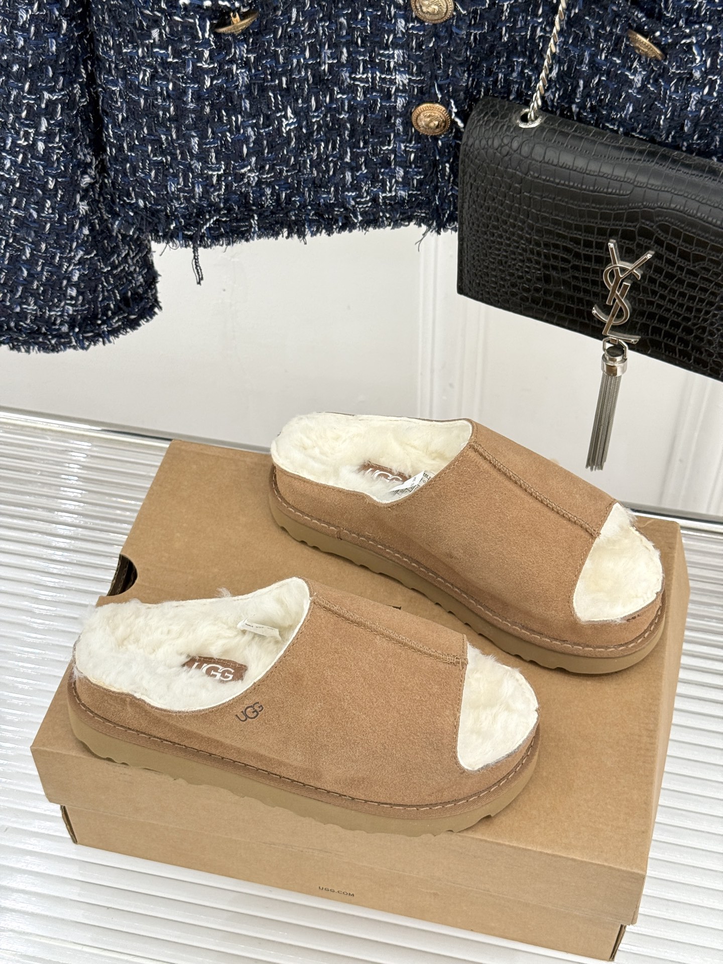 UGG 26WF新品复古 厚底松糕一字带毛拖 厚底松糕悄悄拔高身形 一字带藏着复古腔调 羊羔毛裹住冬日满格暖意 皮毛一体