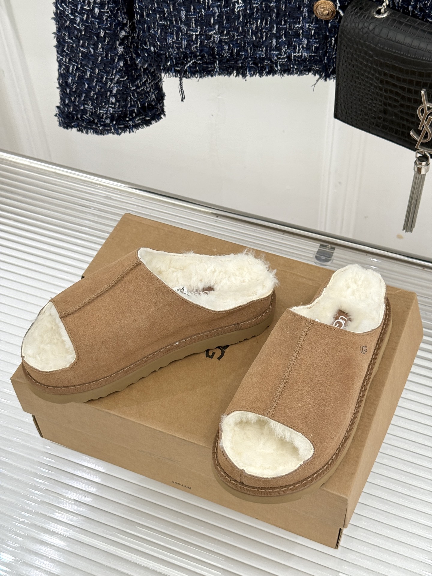 UGG 26WF新品复古 厚底松糕一字带毛拖 厚底松糕悄悄拔高身形 一字带藏着复古腔调 羊羔毛裹住冬日满格暖意 皮毛一体