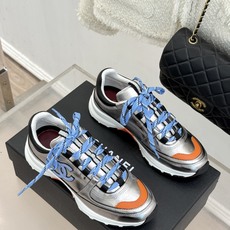 CHANE* |小香26S新品双C运动鞋 时尚圈又双叒被香奈儿拿捏住了! 就成了各路时髦精的心头好 标志性的双C标志在鞋 CHANE* |小香26S新品双C运动鞋 时尚圈又双叒被香奈儿拿捏住了! 就成了各路时髦精的心头好 标志性的双C标志在鞋