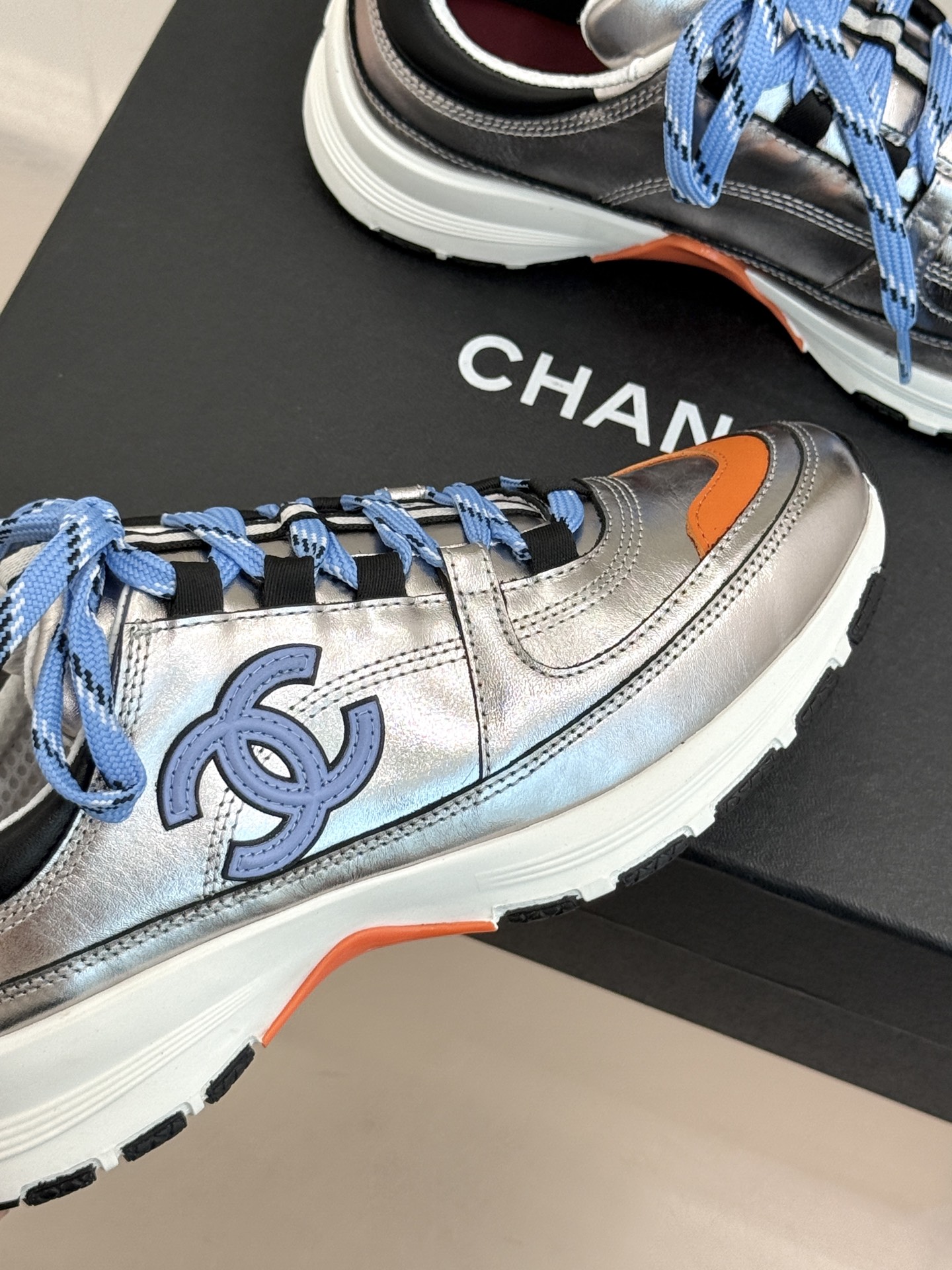 CHANE* |小香26S新品双C运动鞋 时尚圈又双叒被香奈儿拿捏住了! 就成了各路时髦精的心头好 标志性的双C标志在鞋 CHANE* |小香26S新品双C运动鞋 时尚圈又双叒被香奈儿拿捏住了! 就成了各路时髦精的心头好 标志性的双C标志在鞋