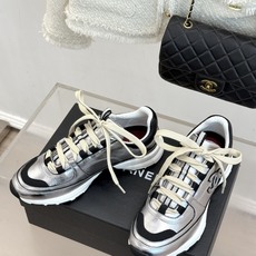 CHANE* |小香26S新品双C运动鞋 时尚圈又双叒被香奈儿拿捏住了! 就成了各路时髦精的心头好 标志性的双C标志在鞋 CHANE* |小香26S新品双C运动鞋 时尚圈又双叒被香奈儿拿捏住了! 就成了各路时髦精的心头好 标志性的双C标志在鞋