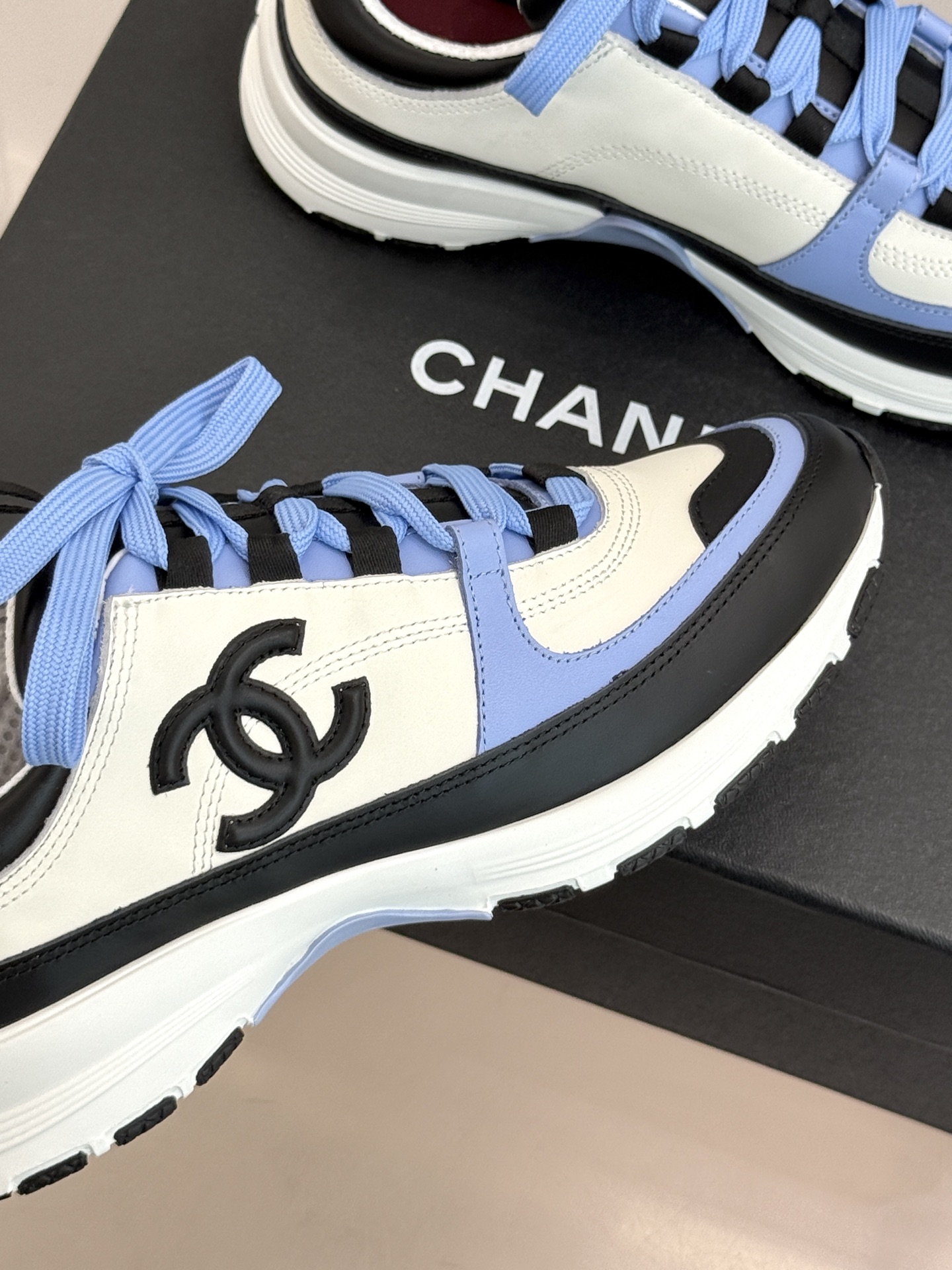 CHANE* |小香26S新品双C运动鞋 时尚圈又双叒被香奈儿拿捏住了! 就成了各路时髦精的心头好 标志性的双C标志在鞋 CHANE* |小香26S新品双C运动鞋 时尚圈又双叒被香奈儿拿捏住了! 就成了各路时髦精的心头好 标志性的双C标志在鞋