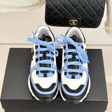 CHANE* |小香26S新品双C运动鞋 时尚圈又双叒被香奈儿拿捏住了! 就成了各路时髦精的心头好 标志性的双C标志在鞋 CHANE* |小香26S新品双C运动鞋 时尚圈又双叒被香奈儿拿捏住了! 就成了各路时髦精的心头好 标志性的双C标志在鞋