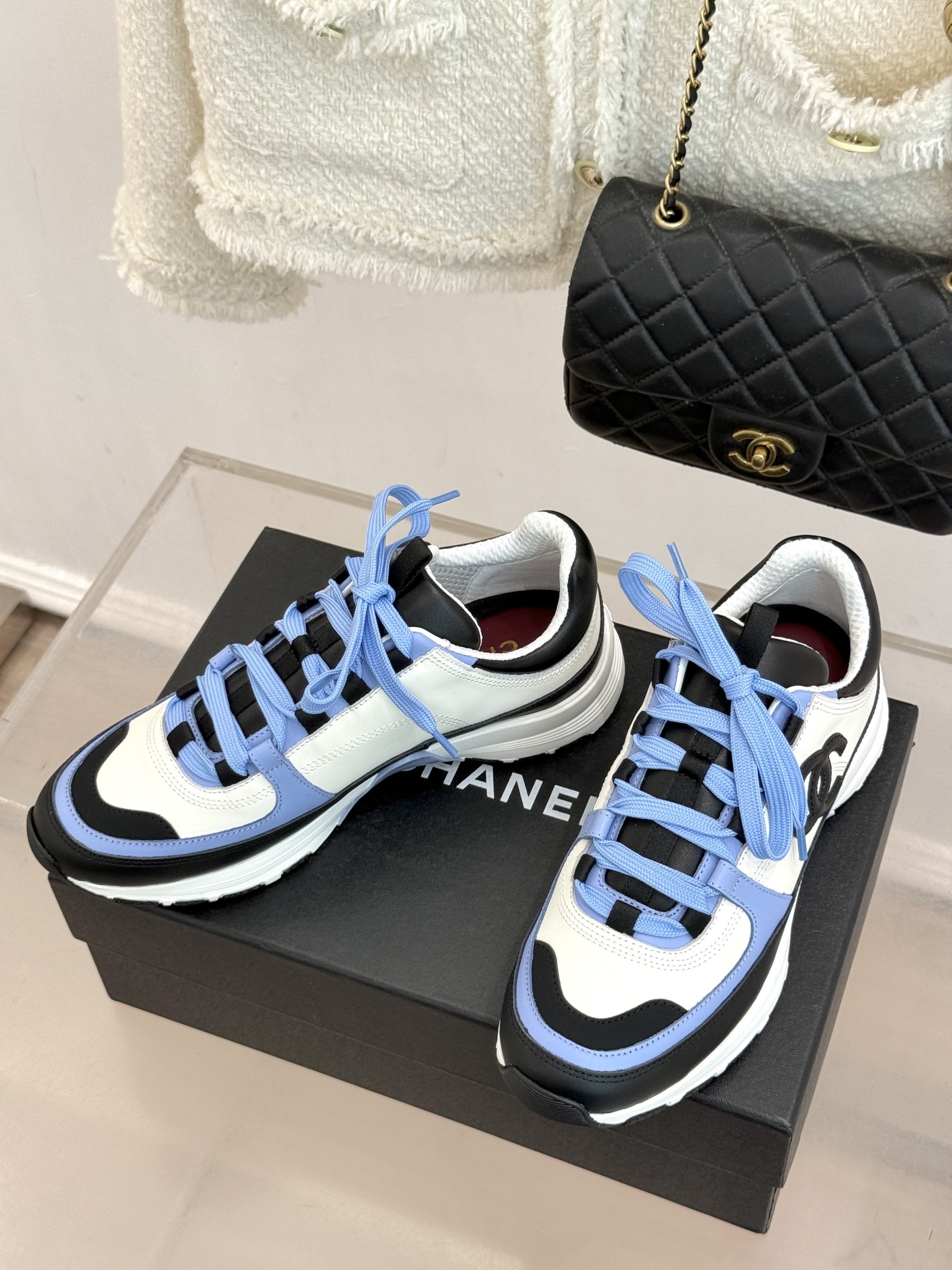 CHANE* |小香26S新品双C运动鞋 时尚圈又双叒被香奈儿拿捏住了! 就成了各路时髦精的心头好 标志性的双C标志在鞋 CHANE* |小香26S新品双C运动鞋 时尚圈又双叒被香奈儿拿捏住了! 就成了各路时髦精的心头好 标志性的双C标志在鞋