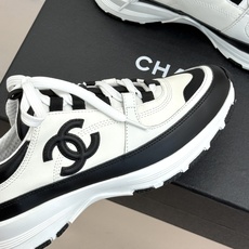 CHANE* |小香26S新品双C运动鞋 时尚圈又双叒被香奈儿拿捏住了! 就成了各路时髦精的心头好 标志性的双C标志在鞋 CHANE* |小香26S新品双C运动鞋 时尚圈又双叒被香奈儿拿捏住了! 就成了各路时髦精的心头好 标志性的双C标志在鞋