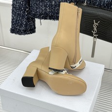 Dior/迪奥26WF新品 J'Adior 字母织带蝴蝶结粗跟短靴 字母织带缀柔美的蝴蝶结 细腻羊皮革质感温润 侧拉链设 Dior/迪奥26WF新品 J'Adior 字母织带蝴蝶结粗跟短靴 字母织带缀柔美的蝴蝶结 细腻羊皮革质感温润 侧拉链设