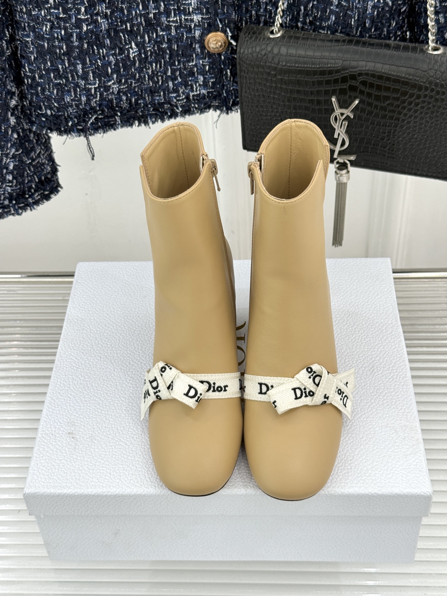 Dior/迪奥26WF新品 J'Adior 字母织带蝴蝶结粗跟短靴 字母织带缀柔美的蝴蝶结 细腻羊皮革质感温润 侧拉链设 Dior/迪奥26WF新品 J'Adior 字母织带蝴蝶结粗跟短靴 字母织带缀柔美的蝴蝶结 细腻羊皮革质感温润 侧拉链设