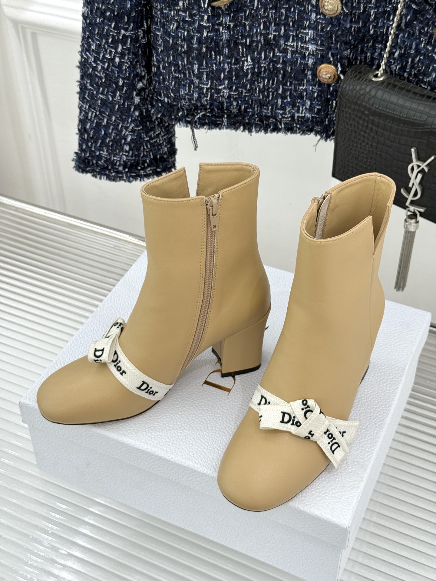 Dior/迪奥26WF新品 J'Adior 字母织带蝴蝶结粗跟短靴 字母织带缀柔美的蝴蝶结 细腻羊皮革质感温润 侧拉链设 Dior/迪奥26WF新品 J'Adior 字母织带蝴蝶结粗跟短靴 字母织带缀柔美的蝴蝶结 细腻羊皮革质感温润 侧拉链设