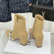 Dior/迪奥26WF新品 J'Adior 字母织带蝴蝶结粗跟短靴 字母织带缀柔美的蝴蝶结 细腻羊皮革质感温润 侧拉链设 Dior/迪奥26WF新品 J'Adior 字母织带蝴蝶结粗跟短靴 字母织带缀柔美的蝴蝶结 细腻羊皮革质感温润 侧拉链设