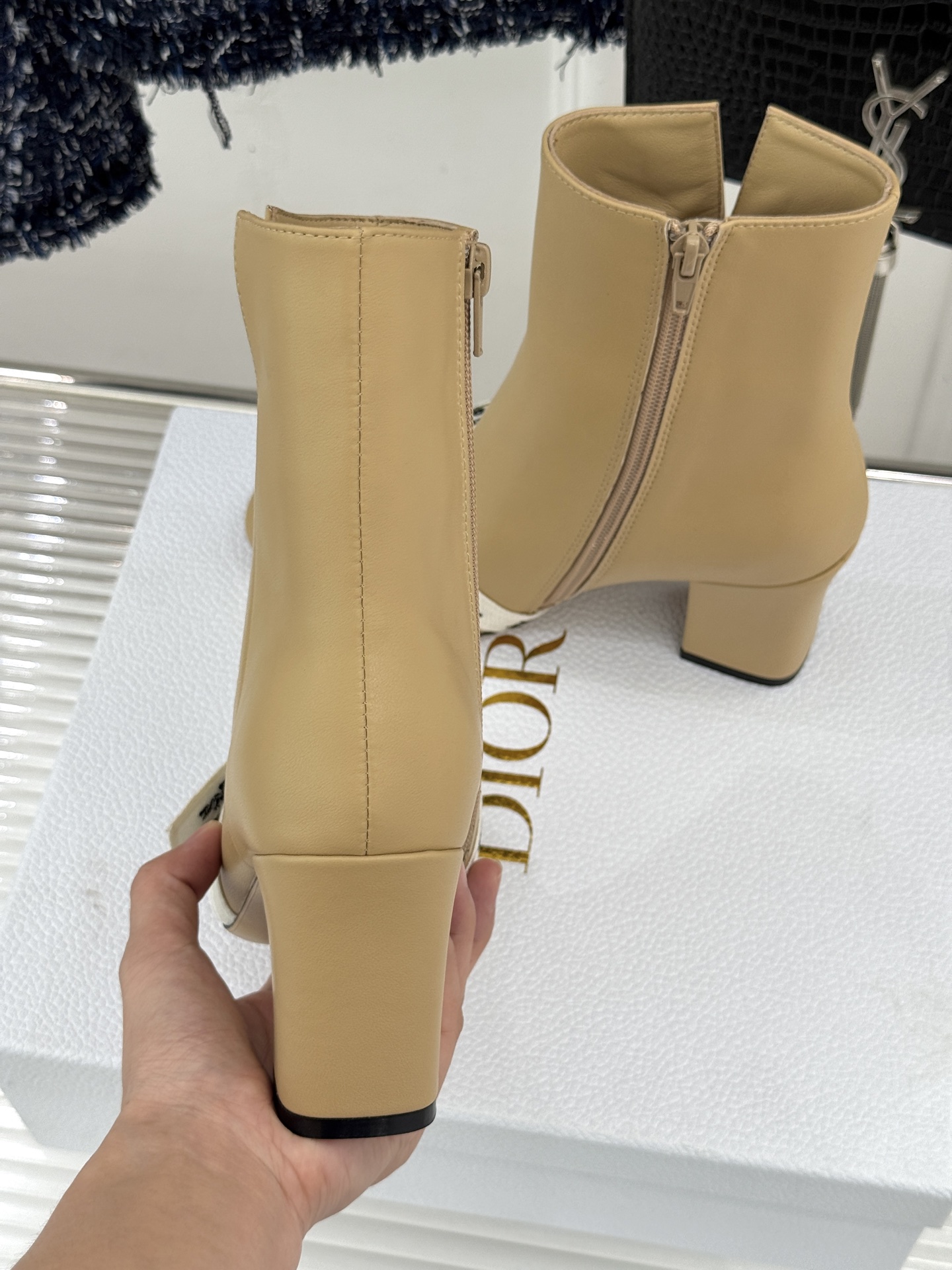 Dior/迪奥26WF新品 J'Adior 字母织带蝴蝶结粗跟短靴 字母织带缀柔美的蝴蝶结 细腻羊皮革质感温润 侧拉链设 Dior/迪奥26WF新品 J'Adior 字母织带蝴蝶结粗跟短靴 字母织带缀柔美的蝴蝶结 细腻羊皮革质感温润 侧拉链设