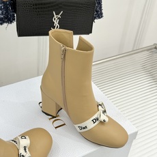 Dior/迪奥26WF新品 J'Adior 字母织带蝴蝶结粗跟短靴 字母织带缀柔美的蝴蝶结 细腻羊皮革质感温润 侧拉链设 Dior/迪奥26WF新品 J'Adior 字母织带蝴蝶结粗跟短靴 字母织带缀柔美的蝴蝶结 细腻羊皮革质感温润 侧拉链设