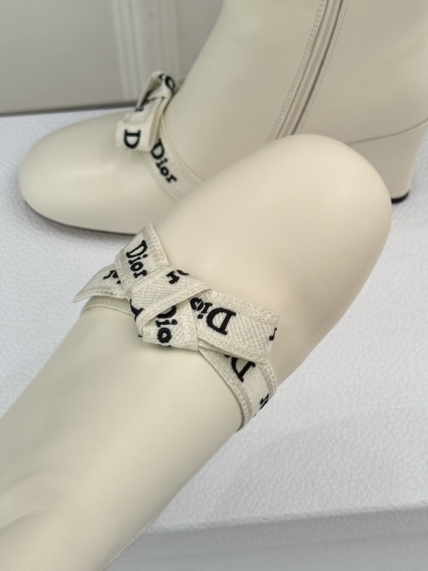 Dior/迪奥26WF新品 J'Adior 字母织带蝴蝶结粗跟短靴 字母织带缀柔美的蝴蝶结 细腻羊皮革质感温润 侧拉链设