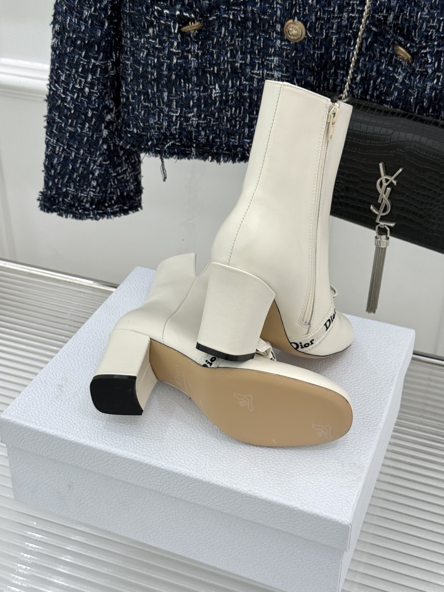 Dior/迪奥26WF新品 J'Adior 字母织带蝴蝶结粗跟短靴 字母织带缀柔美的蝴蝶结 细腻羊皮革质感温润 侧拉链设