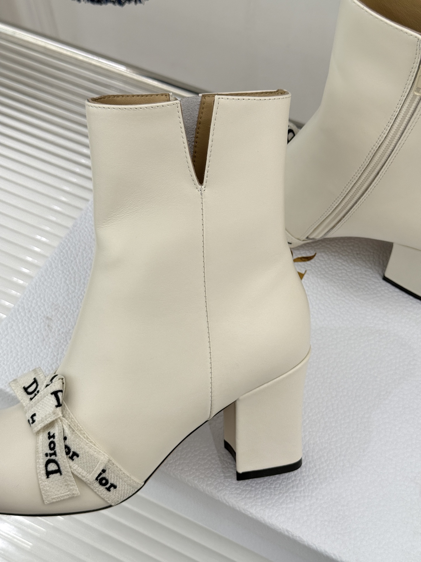 Dior/迪奥26WF新品 J'Adior 字母织带蝴蝶结粗跟短靴 字母织带缀柔美的蝴蝶结 细腻羊皮革质感温润 侧拉链设