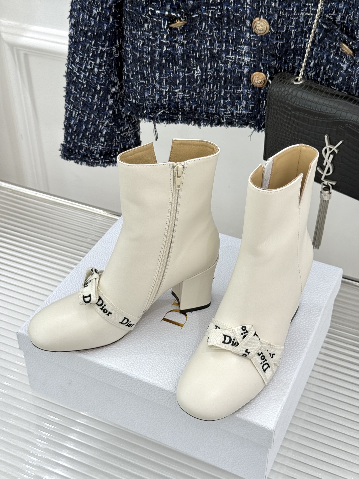 Dior/迪奥26WF新品 J'Adior 字母织带蝴蝶结粗跟短靴 字母织带缀柔美的蝴蝶结 细腻羊皮革质感温润 侧拉链设