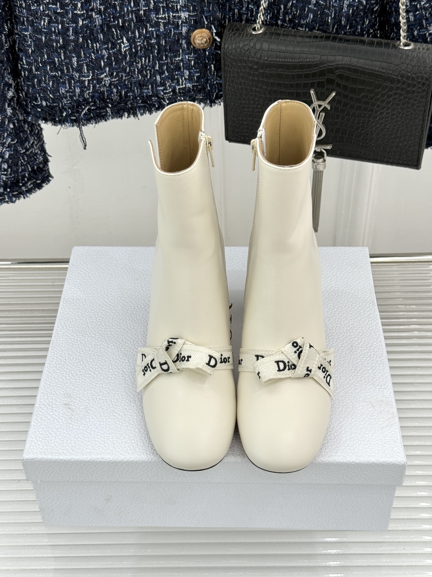 Dior/迪奥26WF新品 J'Adior 字母织带蝴蝶结粗跟短靴 字母织带缀柔美的蝴蝶结 细腻羊皮革质感温润 侧拉链设