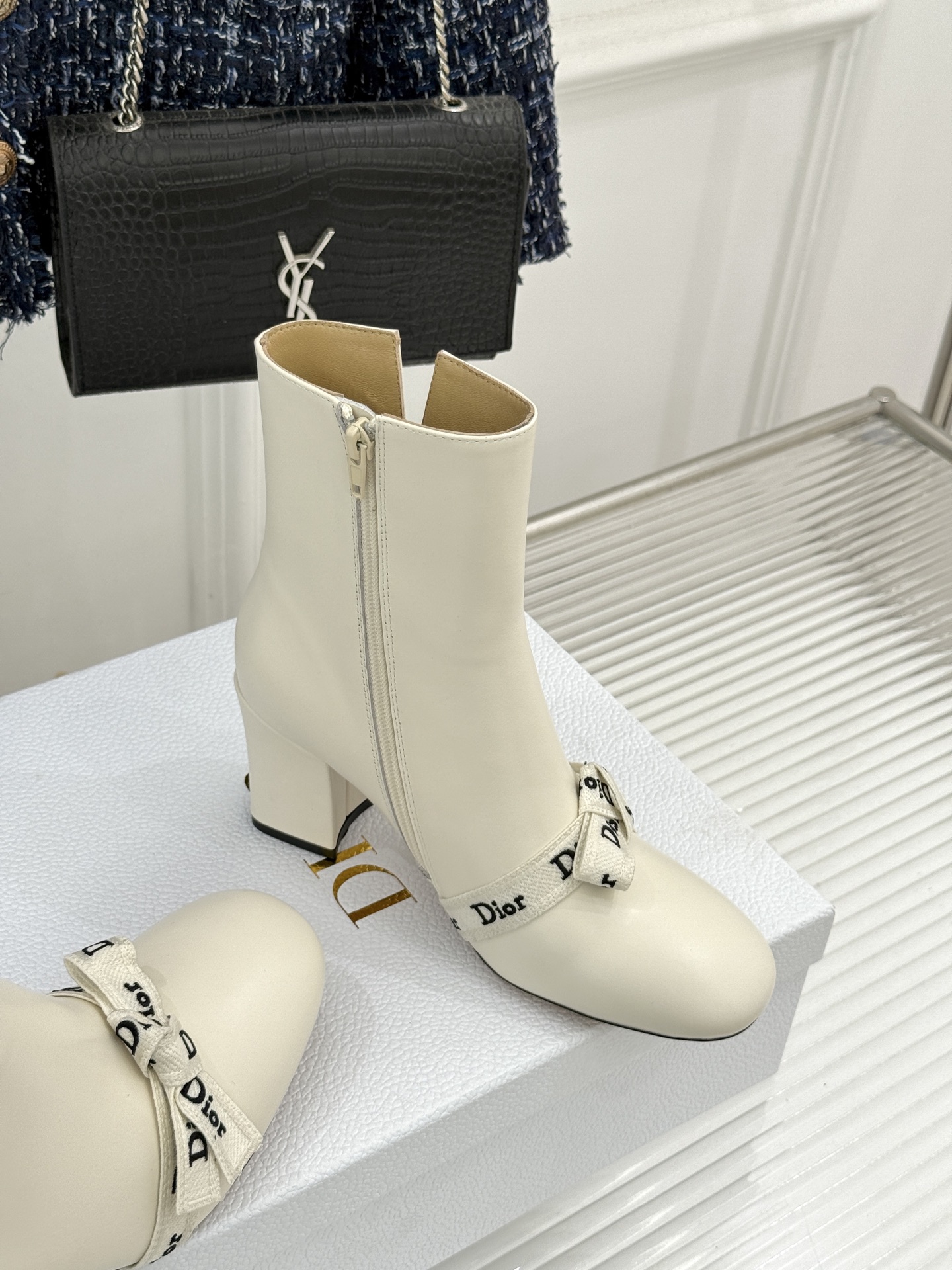 Dior/迪奥26WF新品 J'Adior 字母织带蝴蝶结粗跟短靴 字母织带缀柔美的蝴蝶结 细腻羊皮革质感温润 侧拉链设