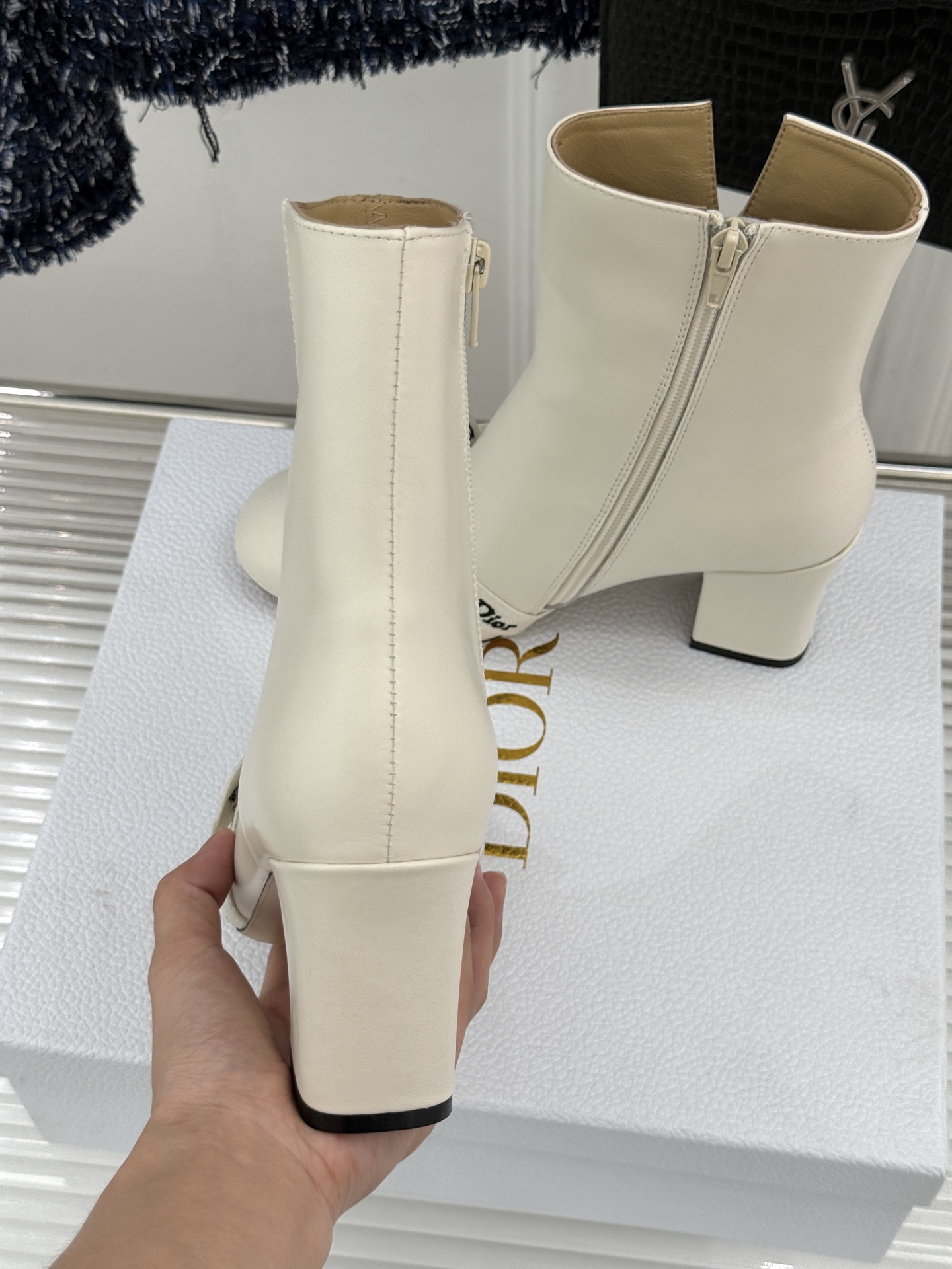 Dior/迪奥26WF新品 J'Adior 字母织带蝴蝶结粗跟短靴 字母织带缀柔美的蝴蝶结 细腻羊皮革质感温润 侧拉链设