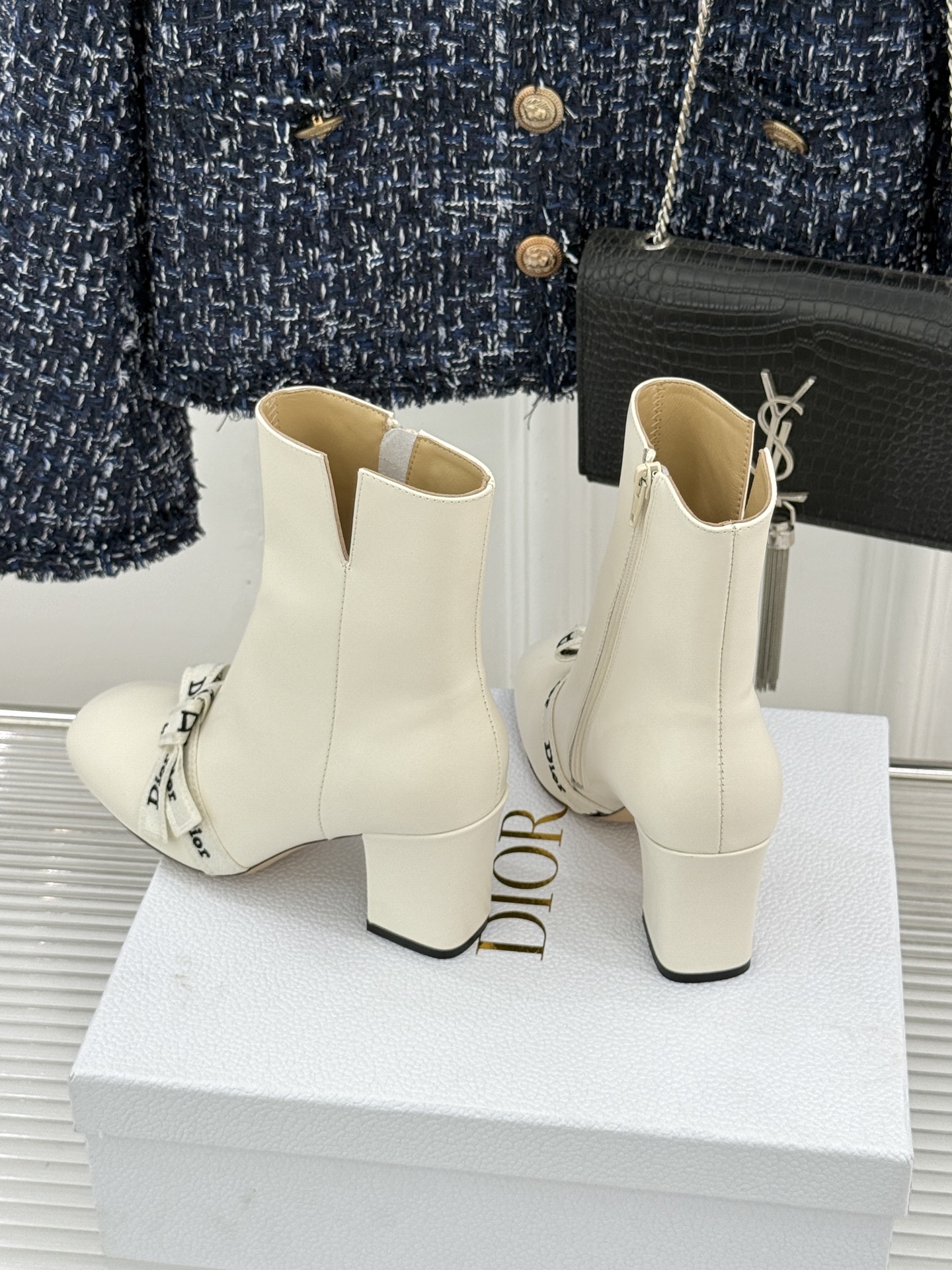 Dior/迪奥26WF新品 J'Adior 字母织带蝴蝶结粗跟短靴 字母织带缀柔美的蝴蝶结 细腻羊皮革质感温润 侧拉链设