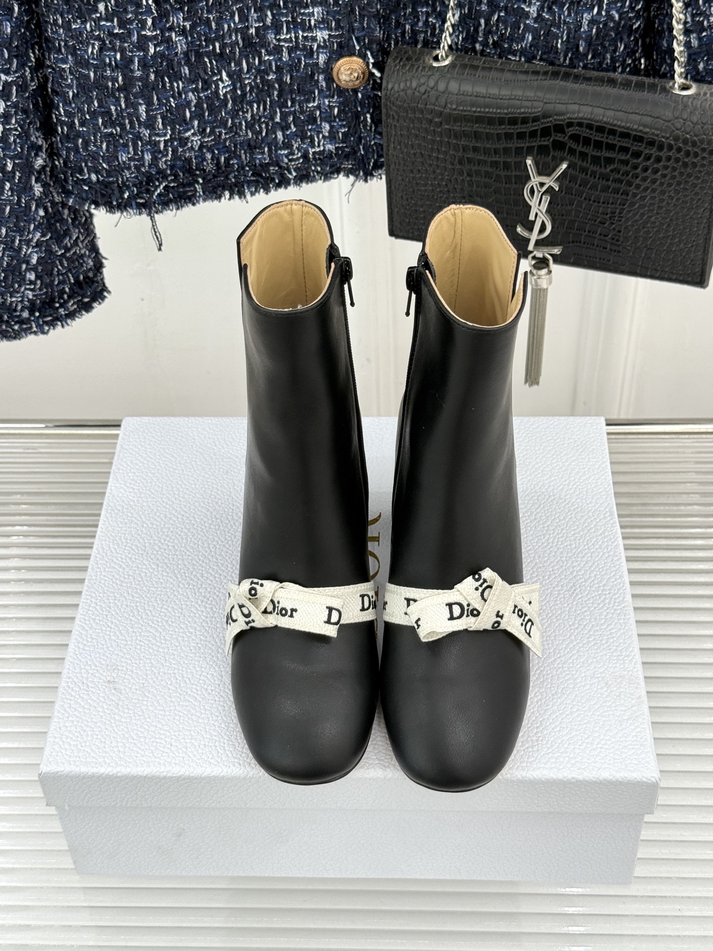 Dior/迪奥26WF新品 J'Adior 字母织带蝴蝶结粗跟短靴 字母织带缀柔美的蝴蝶结 细腻羊皮革质感温润 侧拉链设 Dior/迪奥26WF新品 J'Adior 字母织带蝴蝶结粗跟短靴 字母织带缀柔美的蝴蝶结 细腻羊皮革质感温润 侧拉链设
