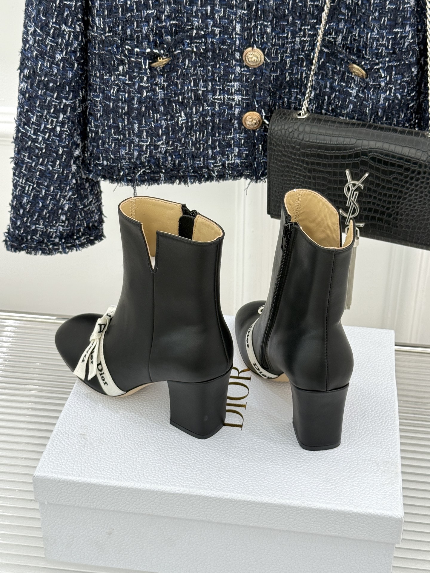 Dior/迪奥26WF新品 J'Adior 字母织带蝴蝶结粗跟短靴 字母织带缀柔美的蝴蝶结 细腻羊皮革质感温润 侧拉链设 Dior/迪奥26WF新品 J'Adior 字母织带蝴蝶结粗跟短靴 字母织带缀柔美的蝴蝶结 细腻羊皮革质感温润 侧拉链设