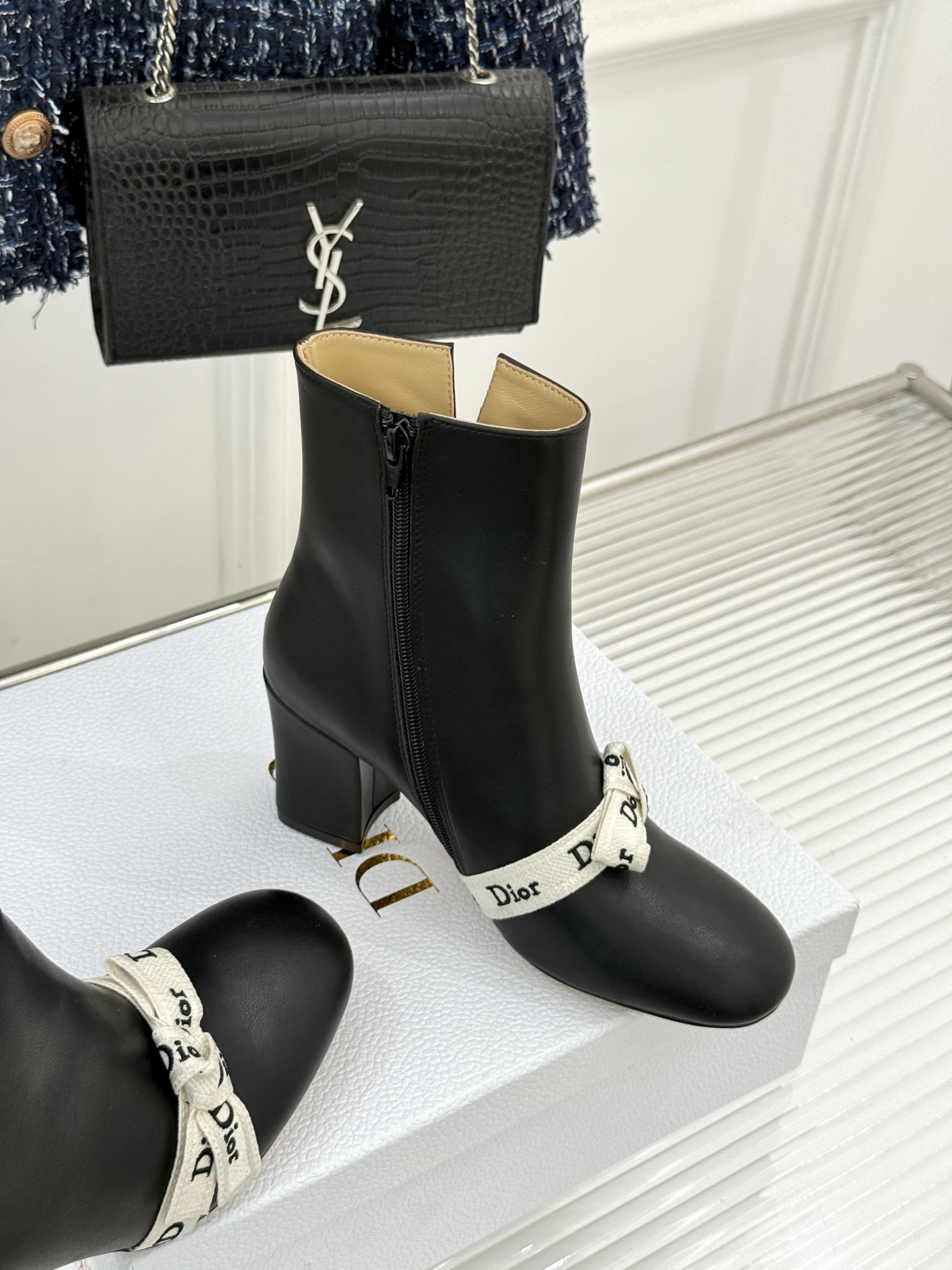 Dior/迪奥26WF新品 J'Adior 字母织带蝴蝶结粗跟短靴 字母织带缀柔美的蝴蝶结 细腻羊皮革质感温润 侧拉链设 Dior/迪奥26WF新品 J'Adior 字母织带蝴蝶结粗跟短靴 字母织带缀柔美的蝴蝶结 细腻羊皮革质感温润 侧拉链设