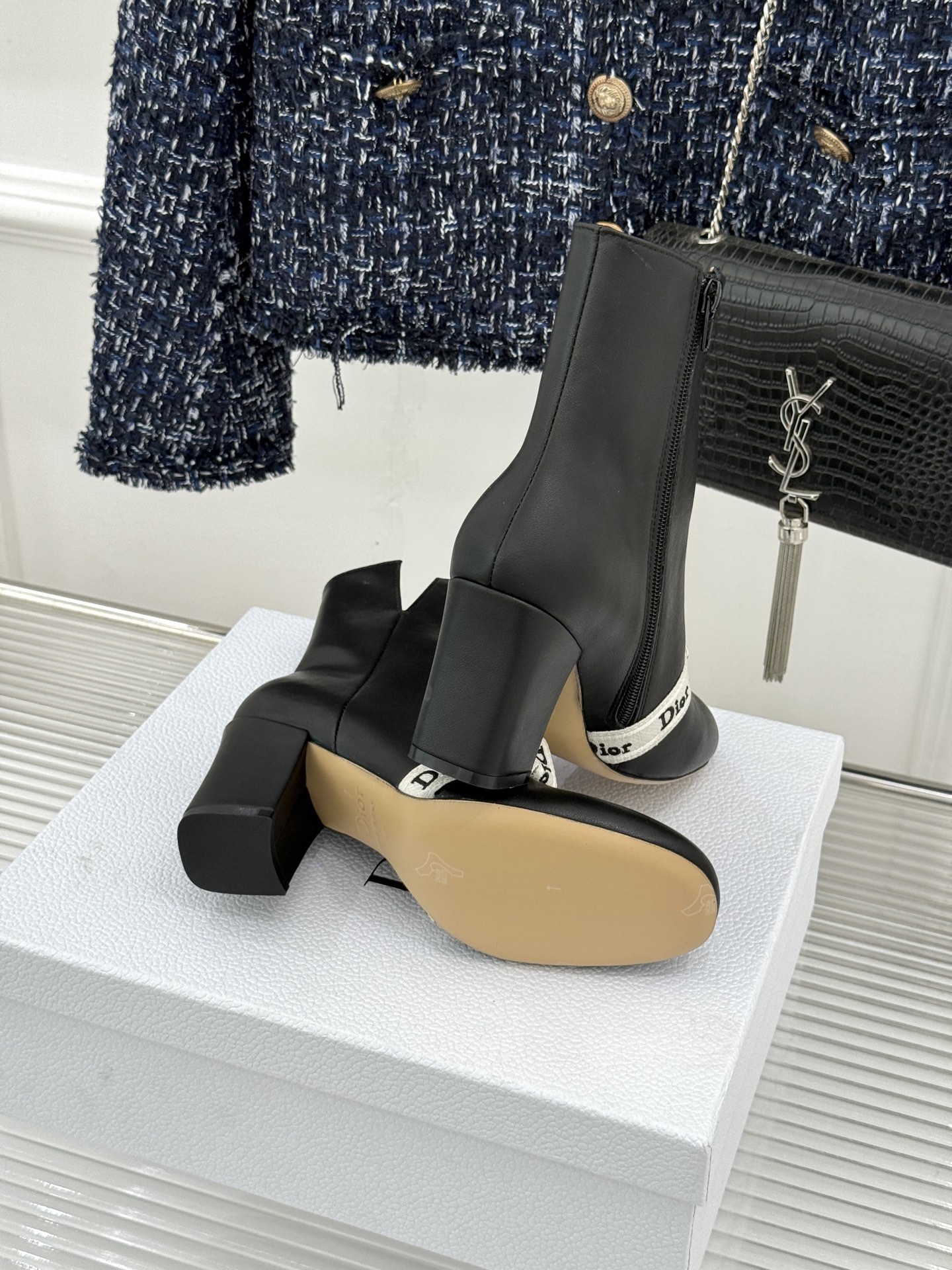 Dior/迪奥26WF新品 J'Adior 字母织带蝴蝶结粗跟短靴 字母织带缀柔美的蝴蝶结 细腻羊皮革质感温润 侧拉链设 Dior/迪奥26WF新品 J'Adior 字母织带蝴蝶结粗跟短靴 字母织带缀柔美的蝴蝶结 细腻羊皮革质感温润 侧拉链设