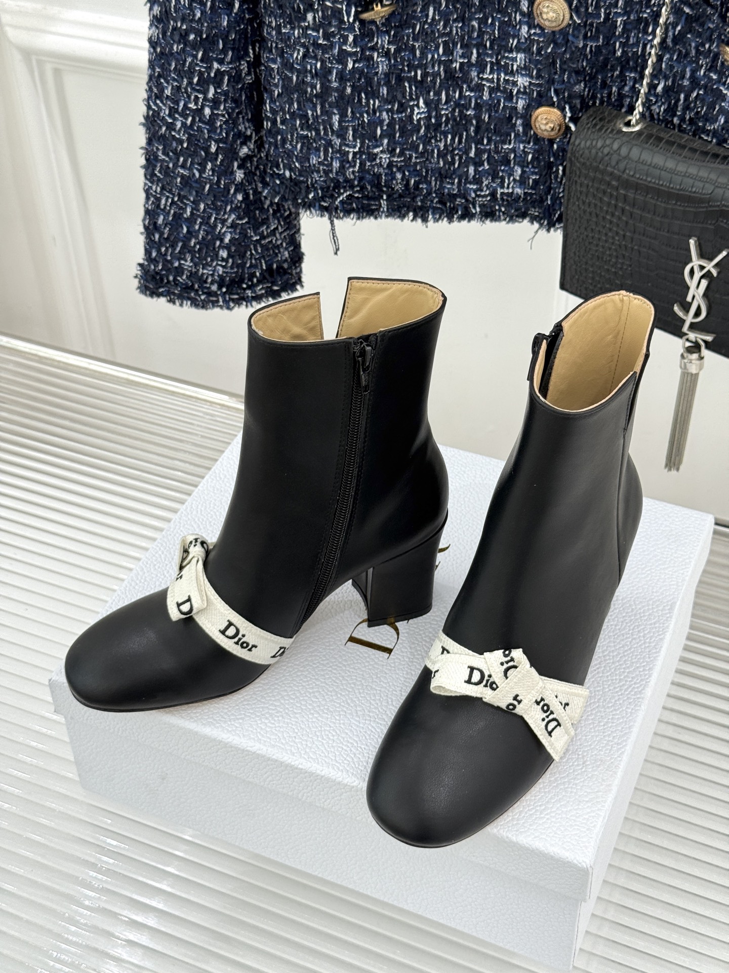 Dior/迪奥26WF新品 J'Adior 字母织带蝴蝶结粗跟短靴 字母织带缀柔美的蝴蝶结 细腻羊皮革质感温润 侧拉链设 Dior/迪奥26WF新品 J'Adior 字母织带蝴蝶结粗跟短靴 字母织带缀柔美的蝴蝶结 细腻羊皮革质感温润 侧拉链设