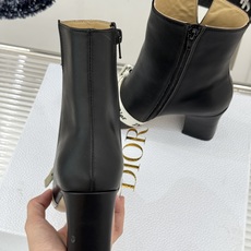 Dior/迪奥26WF新品 J'Adior 字母织带蝴蝶结粗跟短靴 字母织带缀柔美的蝴蝶结 细腻羊皮革质感温润 侧拉链设 Dior/迪奥26WF新品 J'Adior 字母织带蝴蝶结粗跟短靴 字母织带缀柔美的蝴蝶结 细腻羊皮革质感温润 侧拉链设