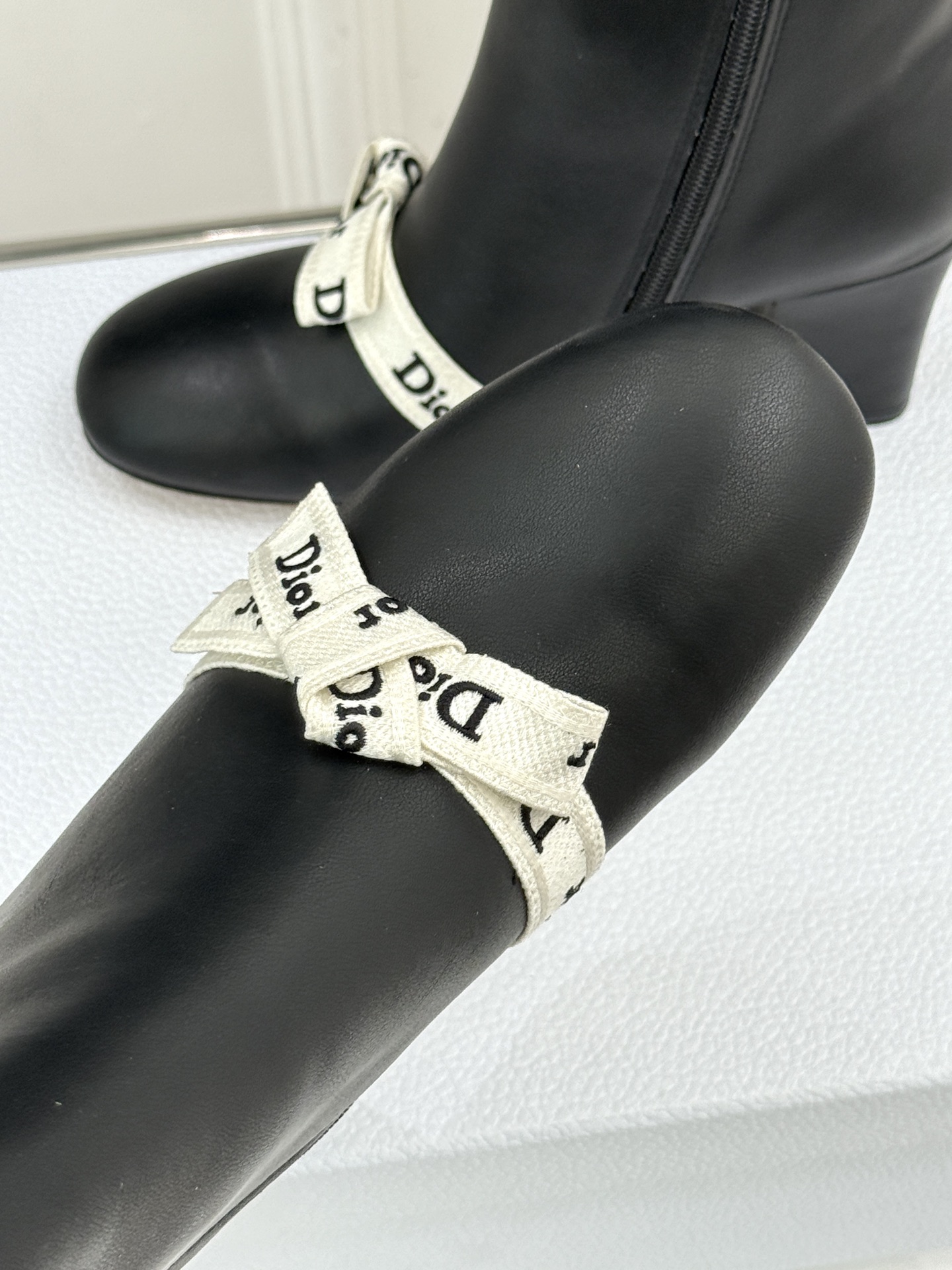 Dior/迪奥26WF新品 J'Adior 字母织带蝴蝶结粗跟短靴 字母织带缀柔美的蝴蝶结 细腻羊皮革质感温润 侧拉链设 Dior/迪奥26WF新品 J'Adior 字母织带蝴蝶结粗跟短靴 字母织带缀柔美的蝴蝶结 细腻羊皮革质感温润 侧拉链设