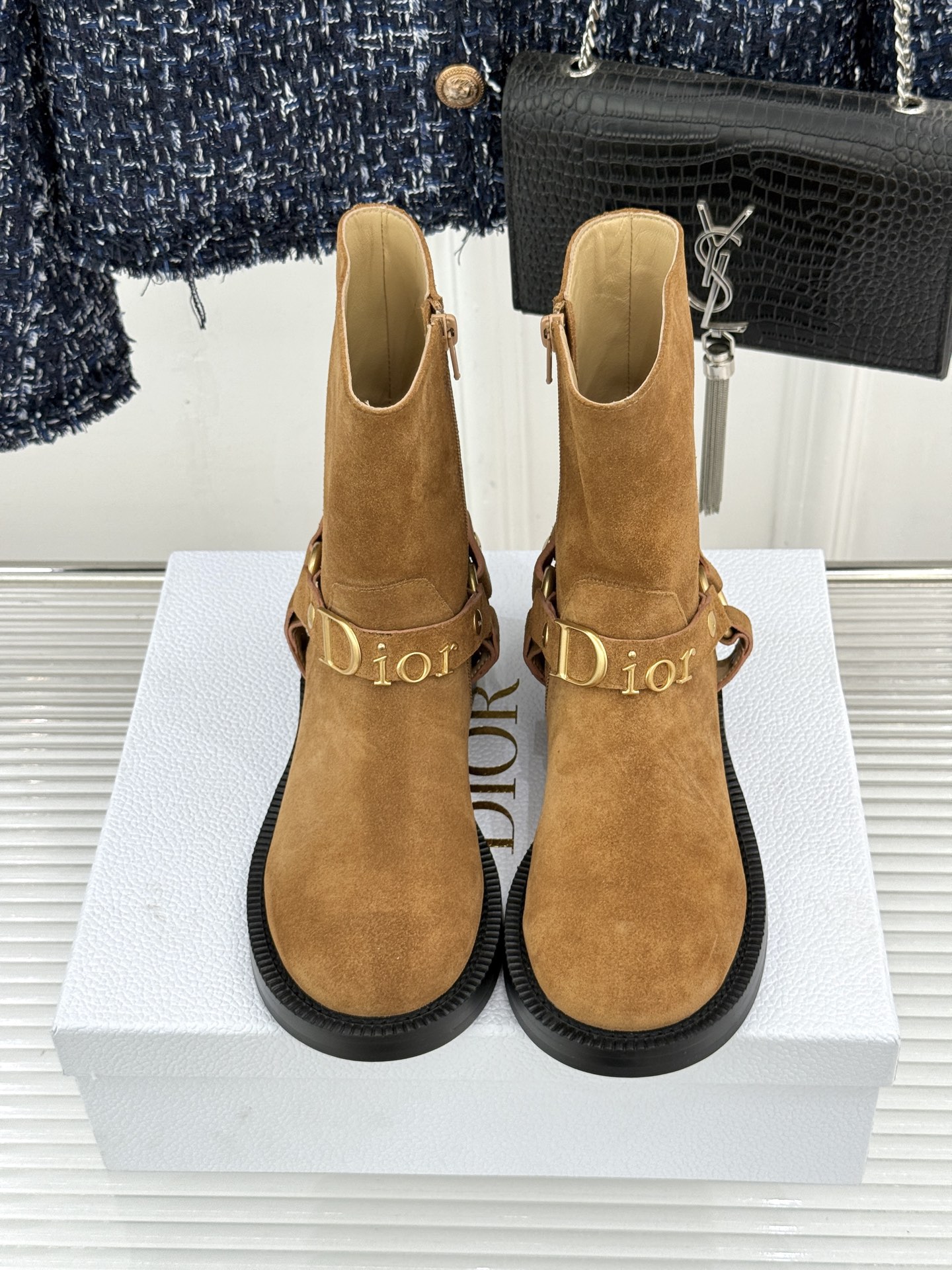 Dior/迪奥26WF秋冬新品皮带 金属字母扣机车短靴短靴 金调金属扣镌刻品牌标识 皮带饰带复古机车感拉满 粒面牛皮质感 Dior/迪奥26WF秋冬新品皮带 金属字母扣机车短靴短靴 金调金属扣镌刻品牌标识 皮带饰带复古机车感拉满 粒面牛皮质感