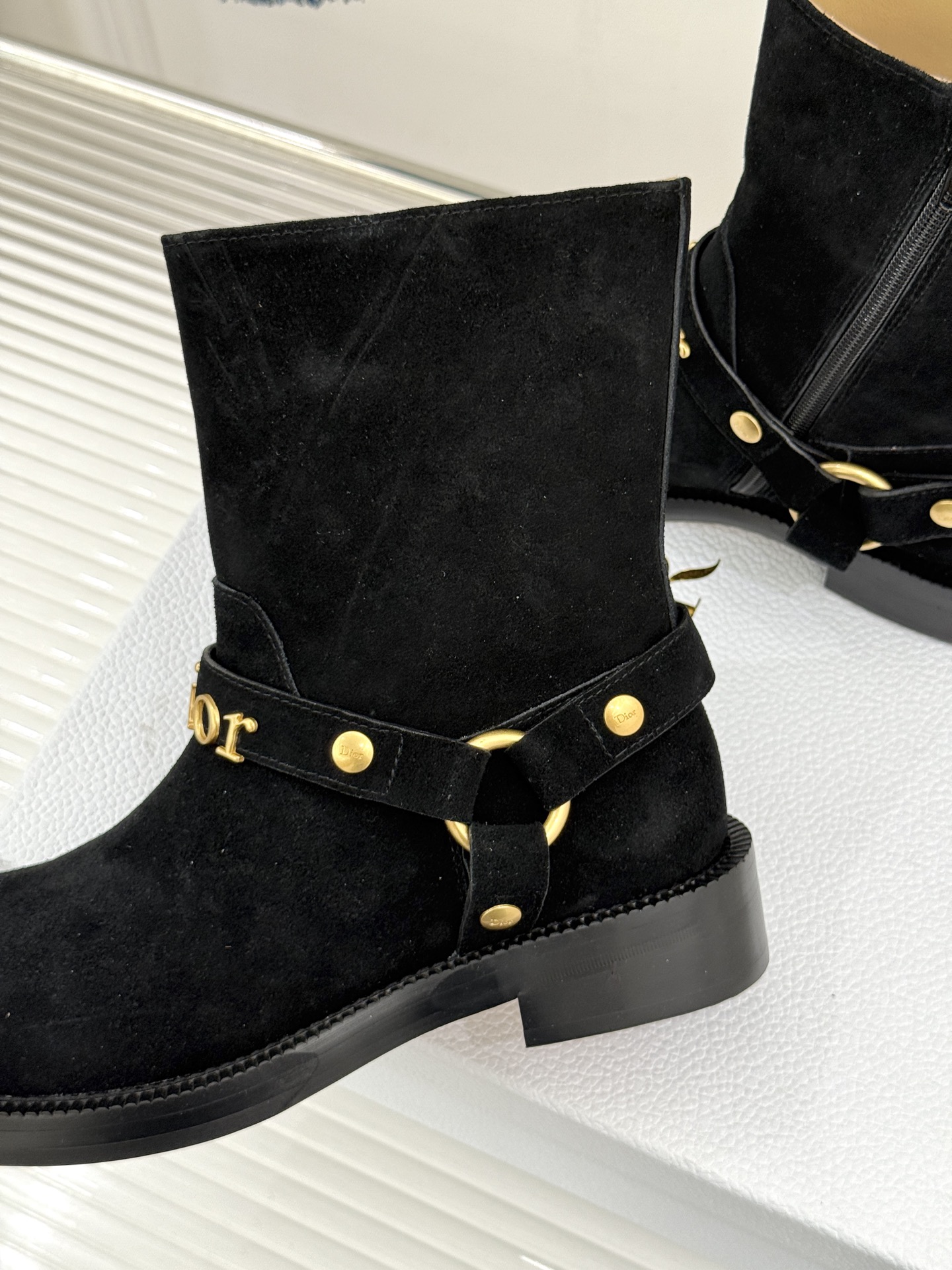 Dior/迪奥26WF秋冬新品皮带 金属字母扣机车短靴短靴 金调金属扣镌刻品牌标识 皮带饰带复古机车感拉满 粒面牛皮质感