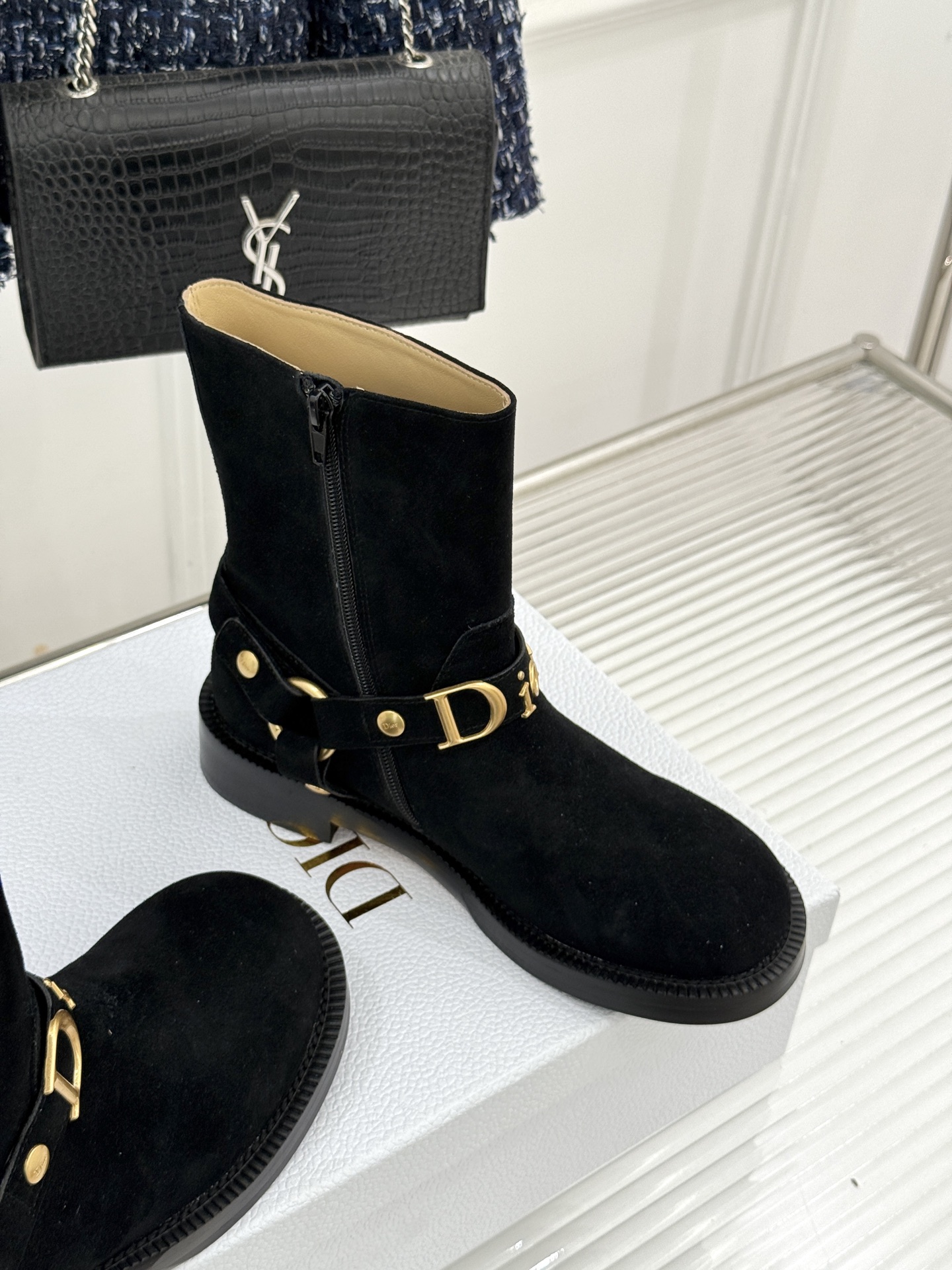 Dior/迪奥26WF秋冬新品皮带 金属字母扣机车短靴短靴 金调金属扣镌刻品牌标识 皮带饰带复古机车感拉满 粒面牛皮质感