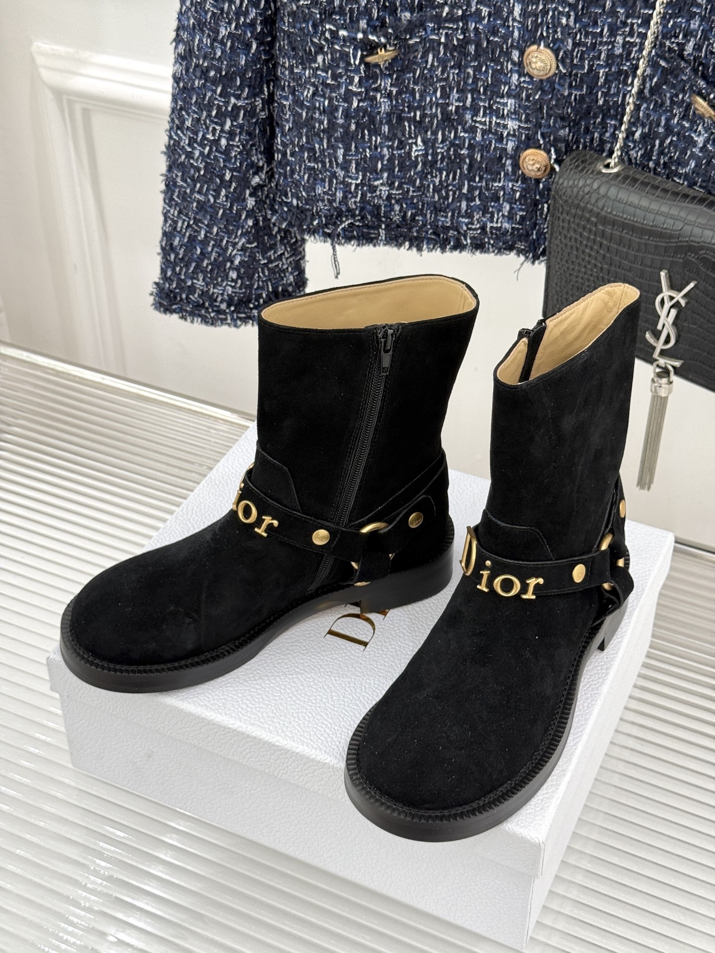 Dior/迪奥26WF秋冬新品皮带 金属字母扣机车短靴短靴 金调金属扣镌刻品牌标识 皮带饰带复古机车感拉满 粒面牛皮质感