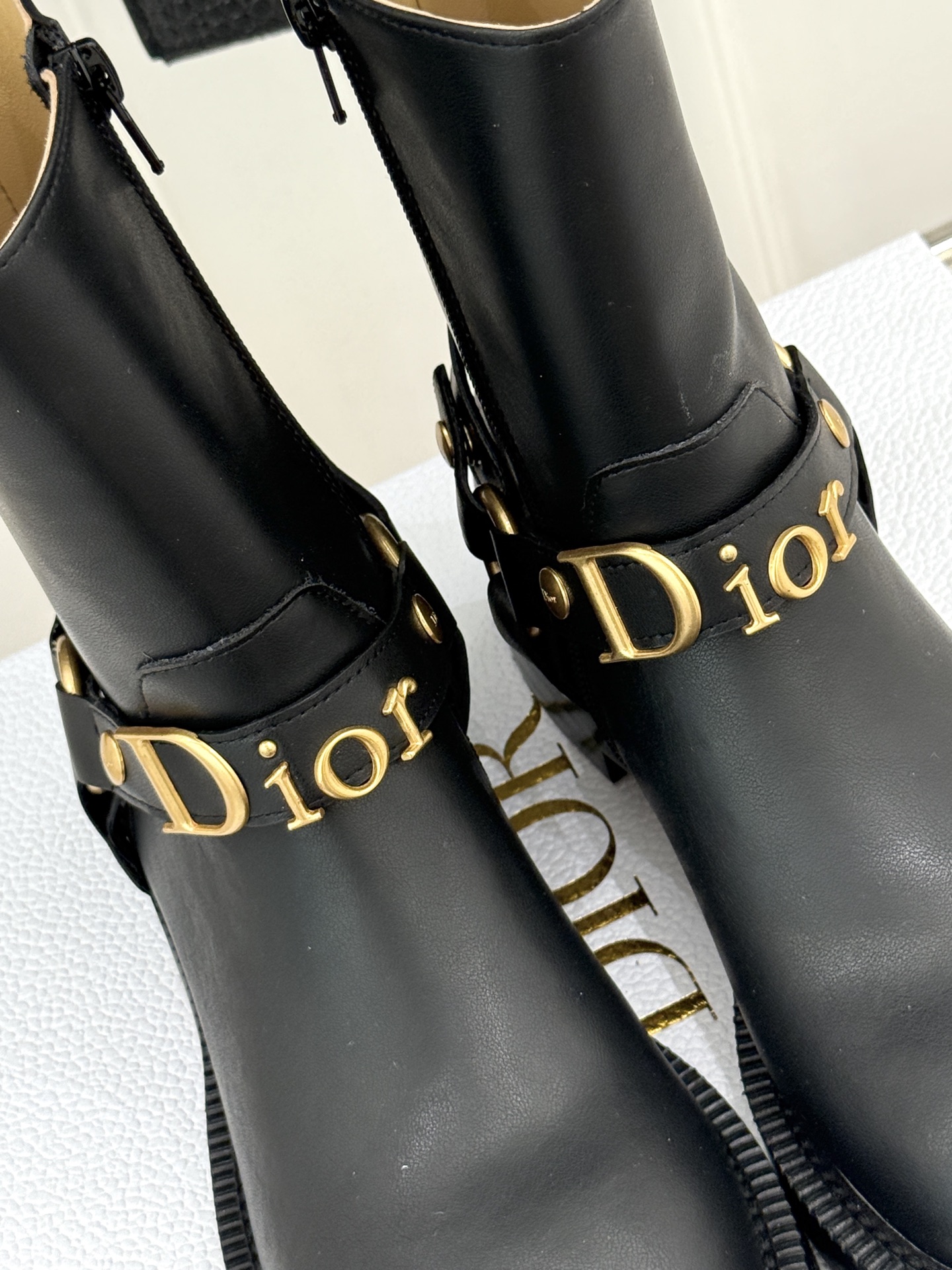 Dior/迪奥26WF秋冬新品皮带 金属字母扣机车短靴短靴 金调金属扣镌刻品牌标识 皮带饰带复古机车感拉满 粒面牛皮质感