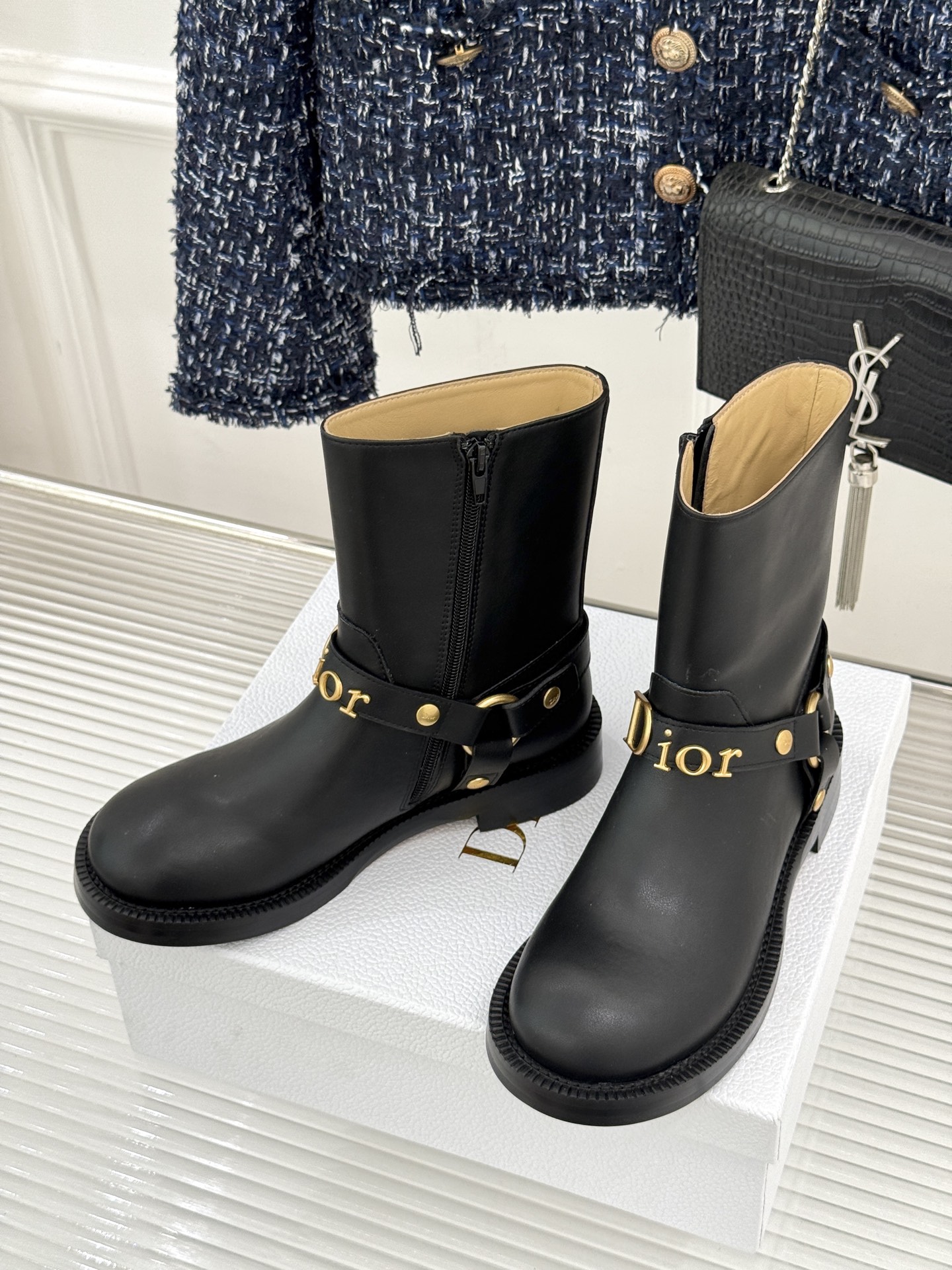 Dior/迪奥26WF秋冬新品皮带 金属字母扣机车短靴短靴 金调金属扣镌刻品牌标识 皮带饰带复古机车感拉满 粒面牛皮质感