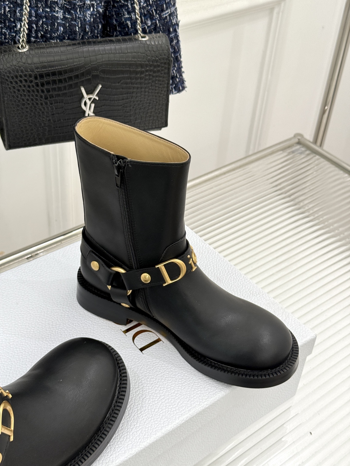 Dior/迪奥26WF秋冬新品皮带 金属字母扣机车短靴短靴 金调金属扣镌刻品牌标识 皮带饰带复古机车感拉满 粒面牛皮质感