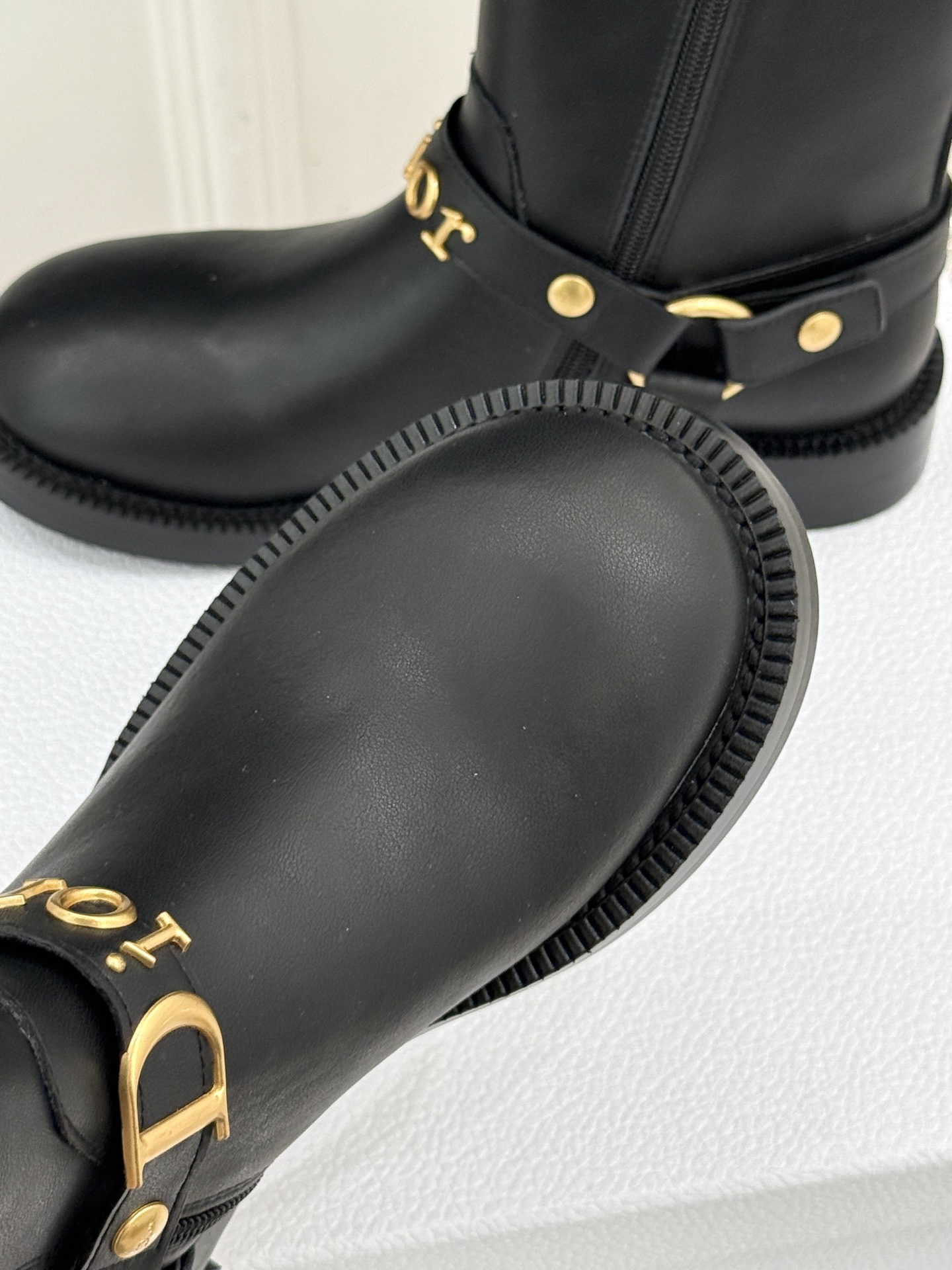 Dior/迪奥26WF秋冬新品皮带 金属字母扣机车短靴短靴 金调金属扣镌刻品牌标识 皮带饰带复古机车感拉满 粒面牛皮质感