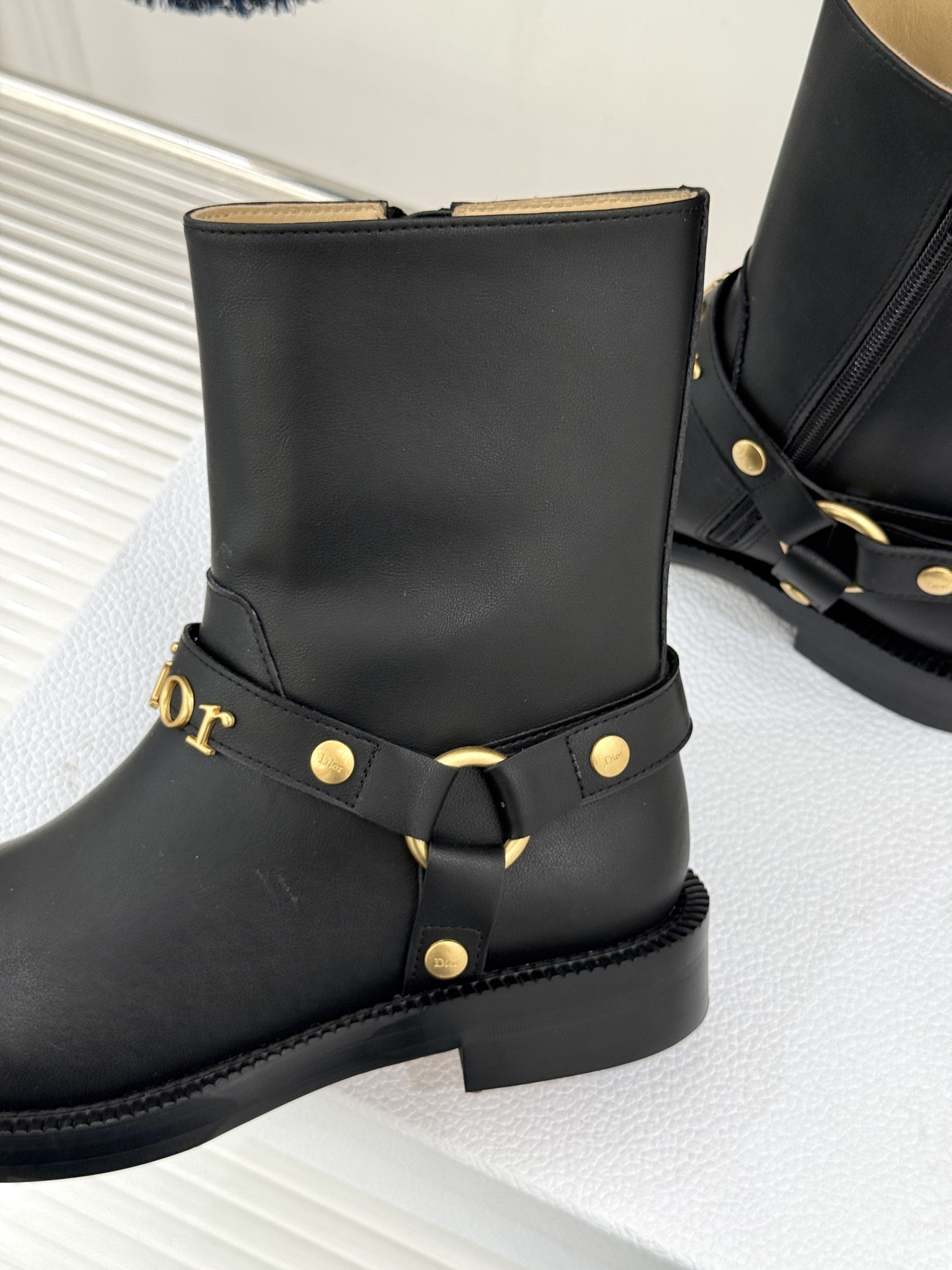 Dior/迪奥26WF秋冬新品皮带 金属字母扣机车短靴短靴 金调金属扣镌刻品牌标识 皮带饰带复古机车感拉满 粒面牛皮质感