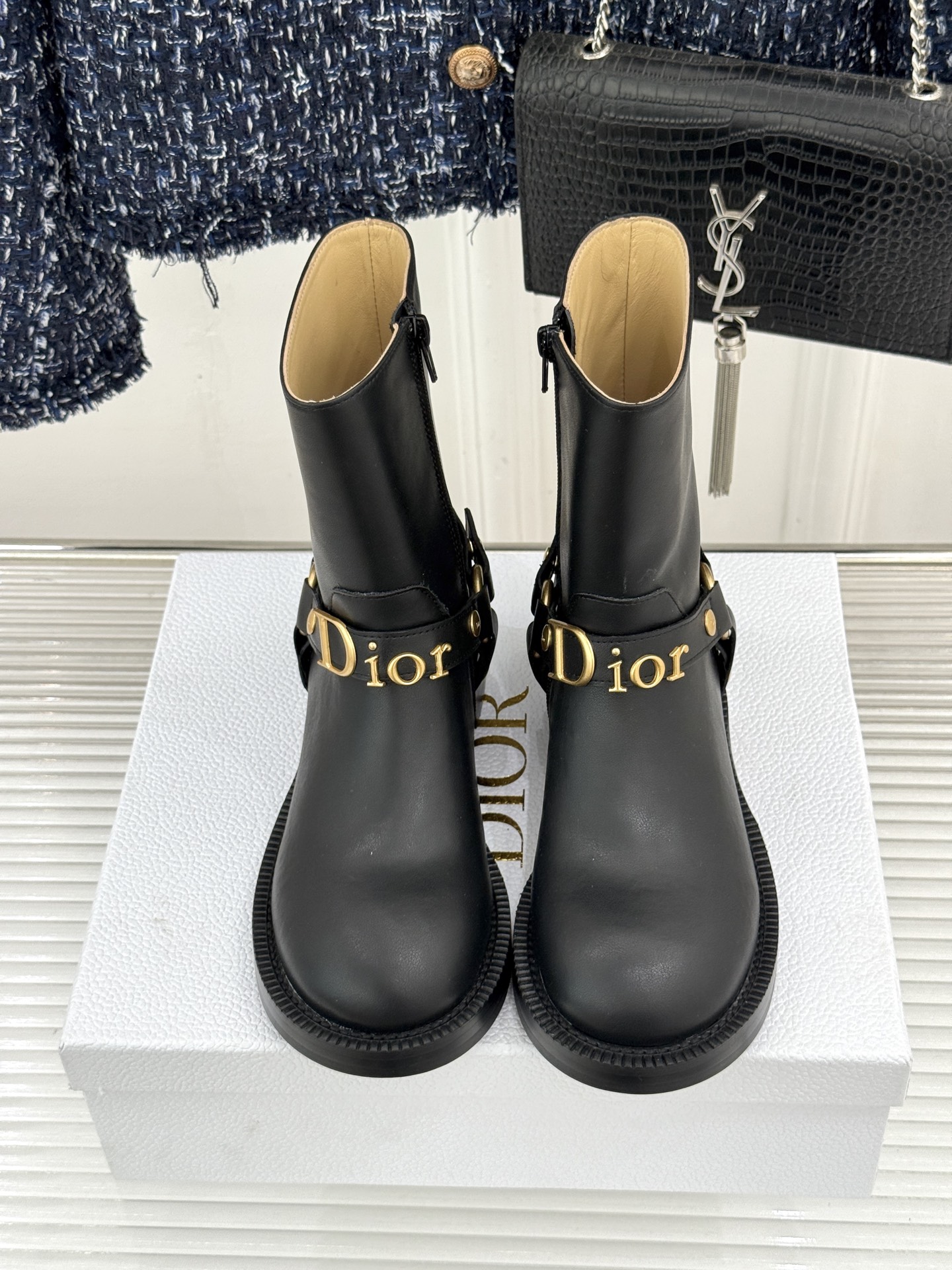 Dior/迪奥26WF秋冬新品皮带 金属字母扣机车短靴短靴 金调金属扣镌刻品牌标识 皮带饰带复古机车感拉满 粒面牛皮质感