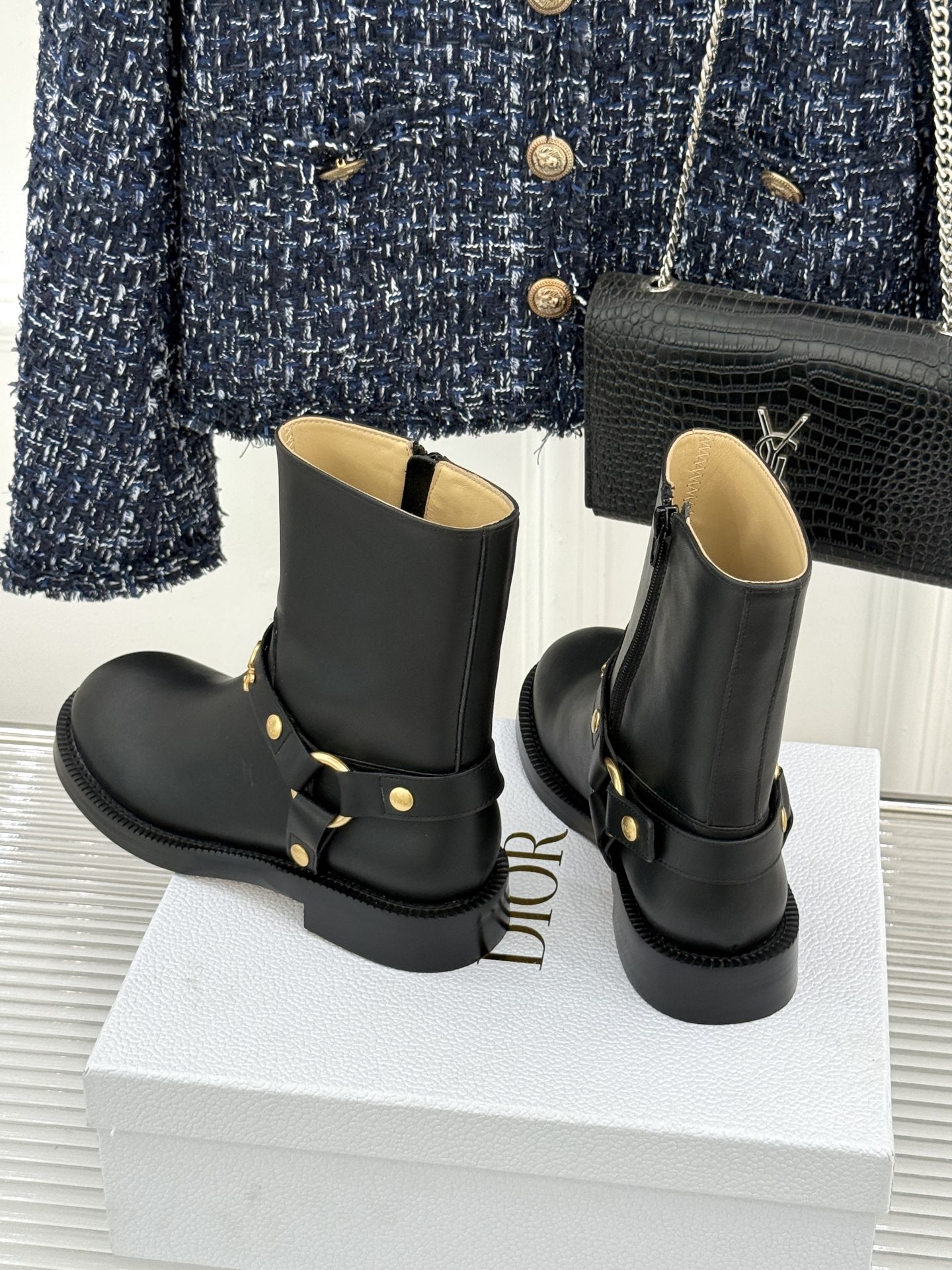 Dior/迪奥26WF秋冬新品皮带 金属字母扣机车短靴短靴 金调金属扣镌刻品牌标识 皮带饰带复古机车感拉满 粒面牛皮质感