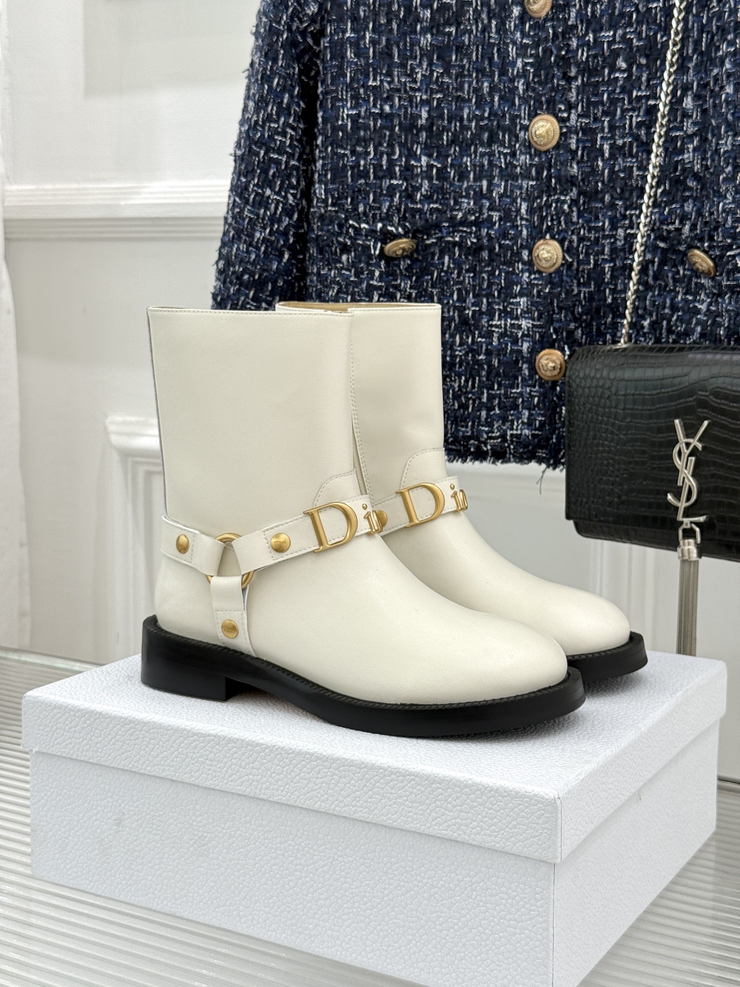 Dior/迪奥26WF秋冬新品皮带 金属字母扣机车短靴短靴 金调金属扣镌刻品牌标识 皮带饰带复古机车感拉满 粒面牛皮质感 Dior/迪奥26WF秋冬新品皮带 金属字母扣机车短靴短靴 金调金属扣镌刻品牌标识 皮带饰带复古机车感拉满 粒面牛皮质感