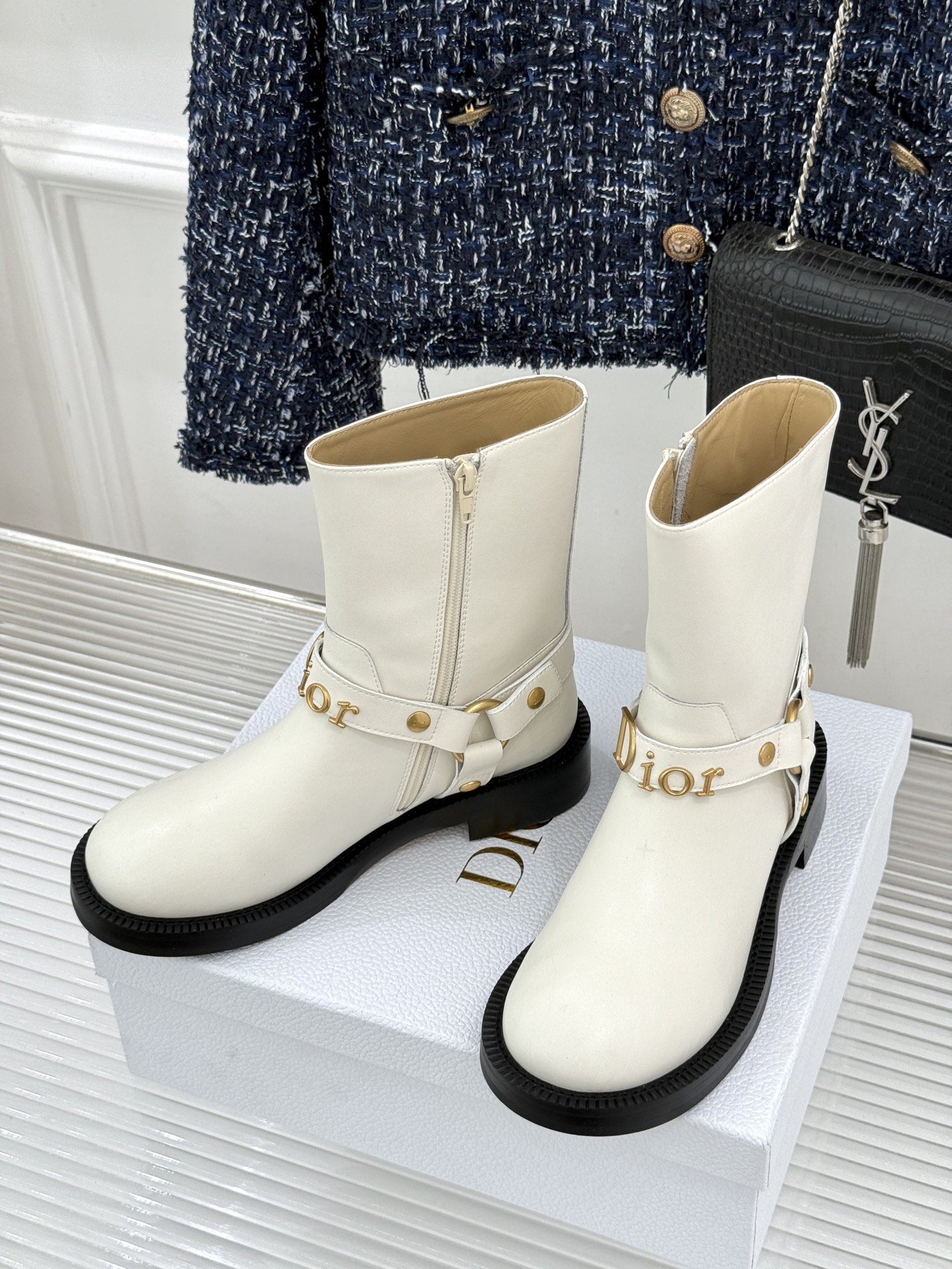 Dior/迪奥26WF秋冬新品皮带 金属字母扣机车短靴短靴 金调金属扣镌刻品牌标识 皮带饰带复古机车感拉满 粒面牛皮质感 Dior/迪奥26WF秋冬新品皮带 金属字母扣机车短靴短靴 金调金属扣镌刻品牌标识 皮带饰带复古机车感拉满 粒面牛皮质感