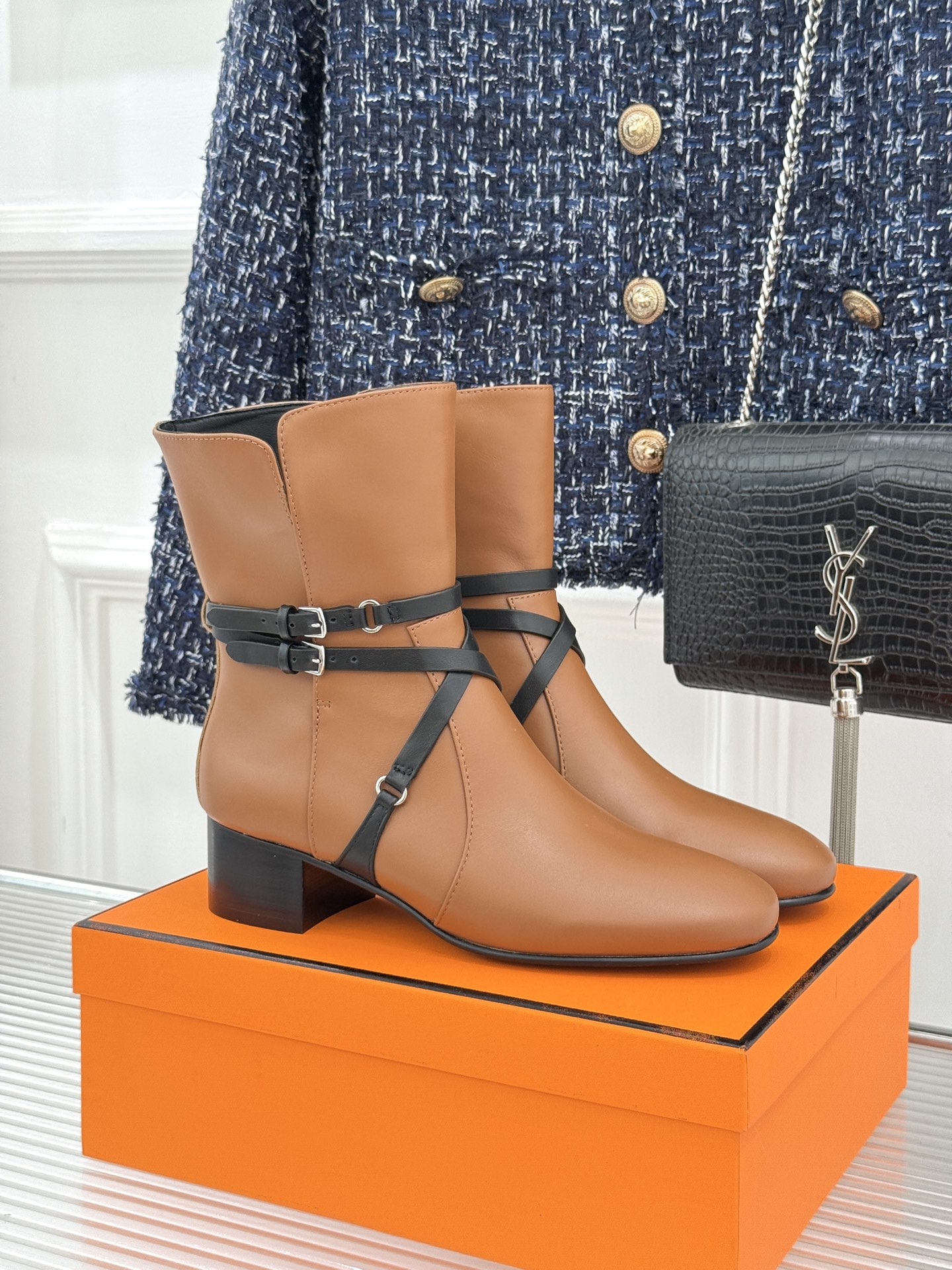 Hermès/爱马仕26WF新品 皮带扣粗跟机车靴靴短靴 交叉皮带扣锁死高级感 粗跟稳踏暴走不累脚 小牛皮质感超细腻 短 Hermès/爱马仕26WF新品 皮带扣粗跟机车靴靴短靴 交叉皮带扣锁死高级感 粗跟稳踏暴走不累脚 小牛皮质感超细腻 短
