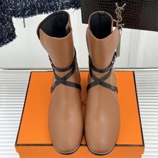 Hermès/爱马仕26WF新品 皮带扣粗跟机车靴靴短靴 交叉皮带扣锁死高级感 粗跟稳踏暴走不累脚 小牛皮质感超细腻 短 Hermès/爱马仕26WF新品 皮带扣粗跟机车靴靴短靴 交叉皮带扣锁死高级感 粗跟稳踏暴走不累脚 小牛皮质感超细腻 短