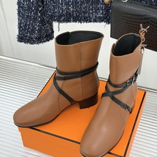 Hermès/爱马仕26WF新品 皮带扣粗跟机车靴靴短靴 交叉皮带扣锁死高级感 粗跟稳踏暴走不累脚 小牛皮质感超细腻 短 Hermès/爱马仕26WF新品 皮带扣粗跟机车靴靴短靴 交叉皮带扣锁死高级感 粗跟稳踏暴走不累脚 小牛皮质感超细腻 短